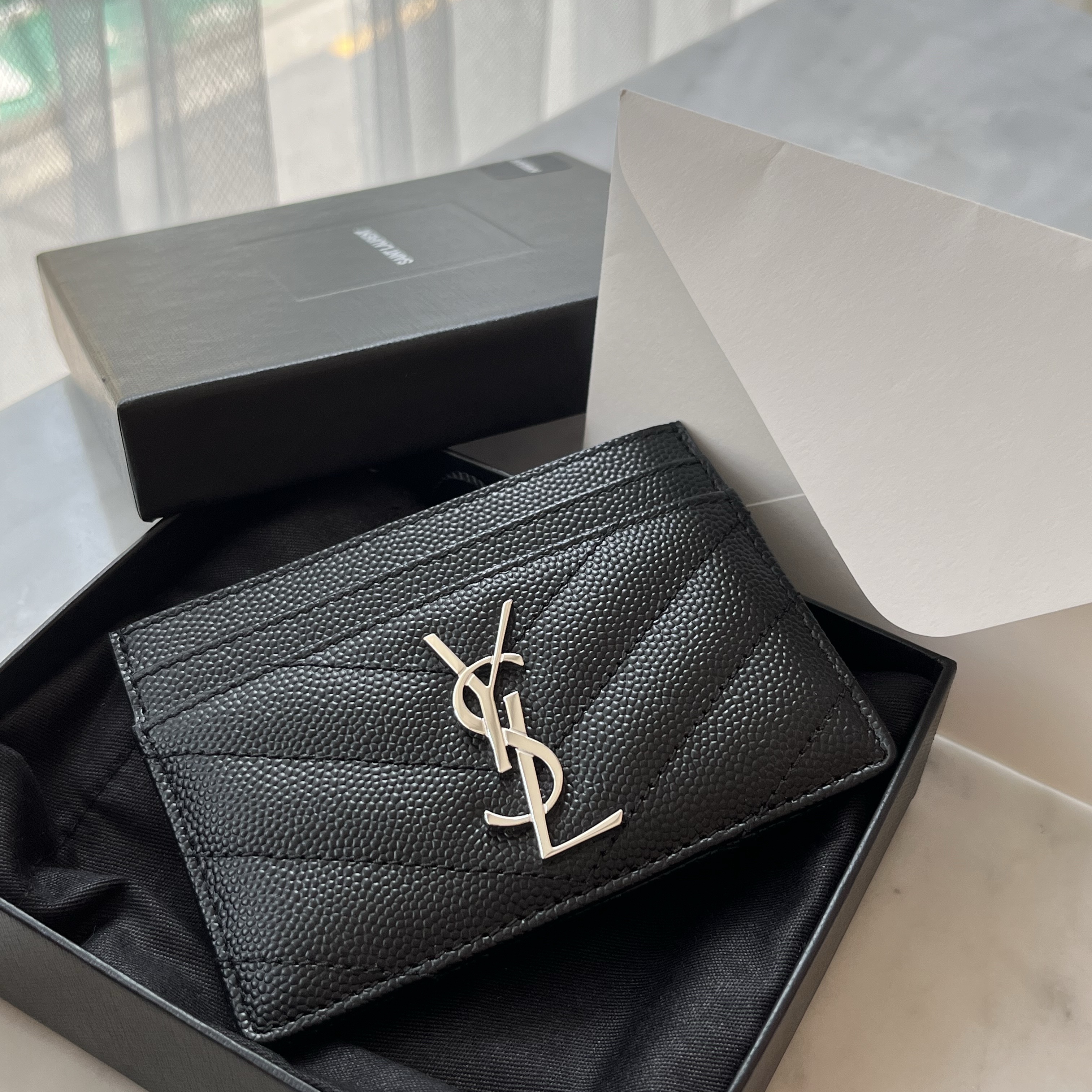 Saint Laurent Cassandre Matelasse Card Case in Grain De Poudre Embossed Leather Black 착용 스타일