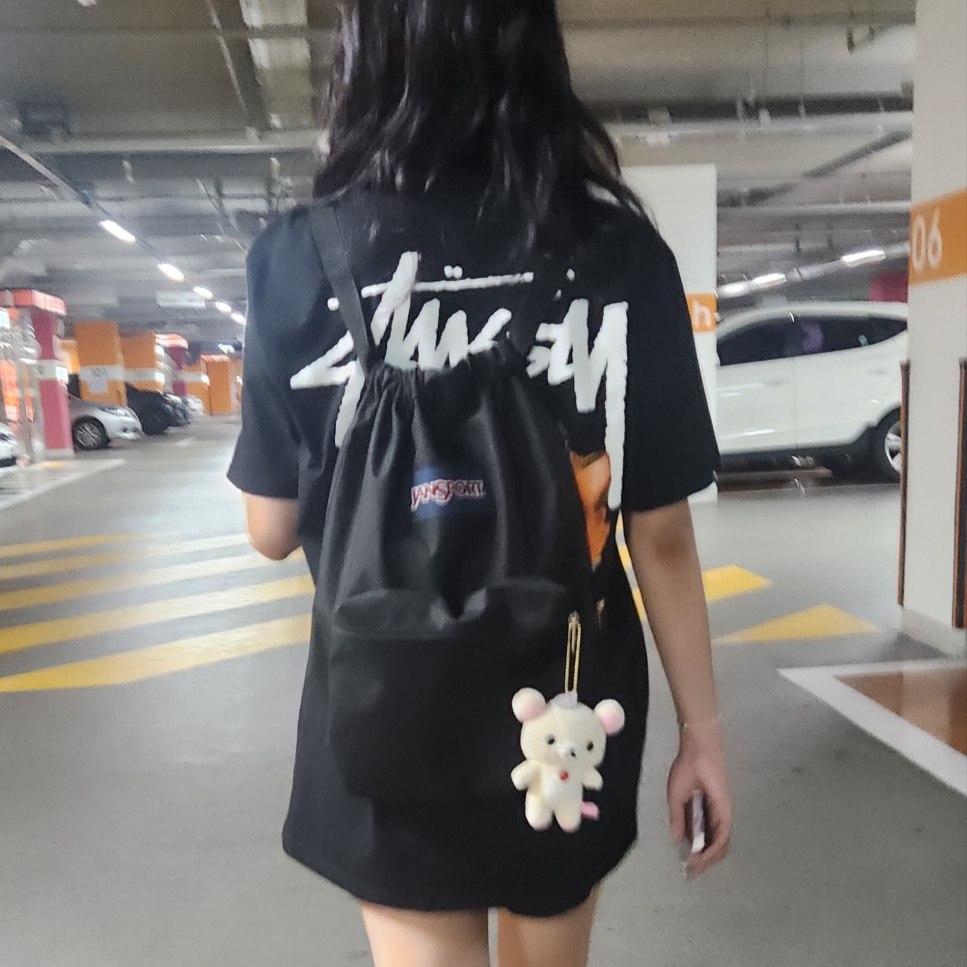 Jansport Draw Sack Black, Stussy Kittens T-Shirt Black 착용 스타일