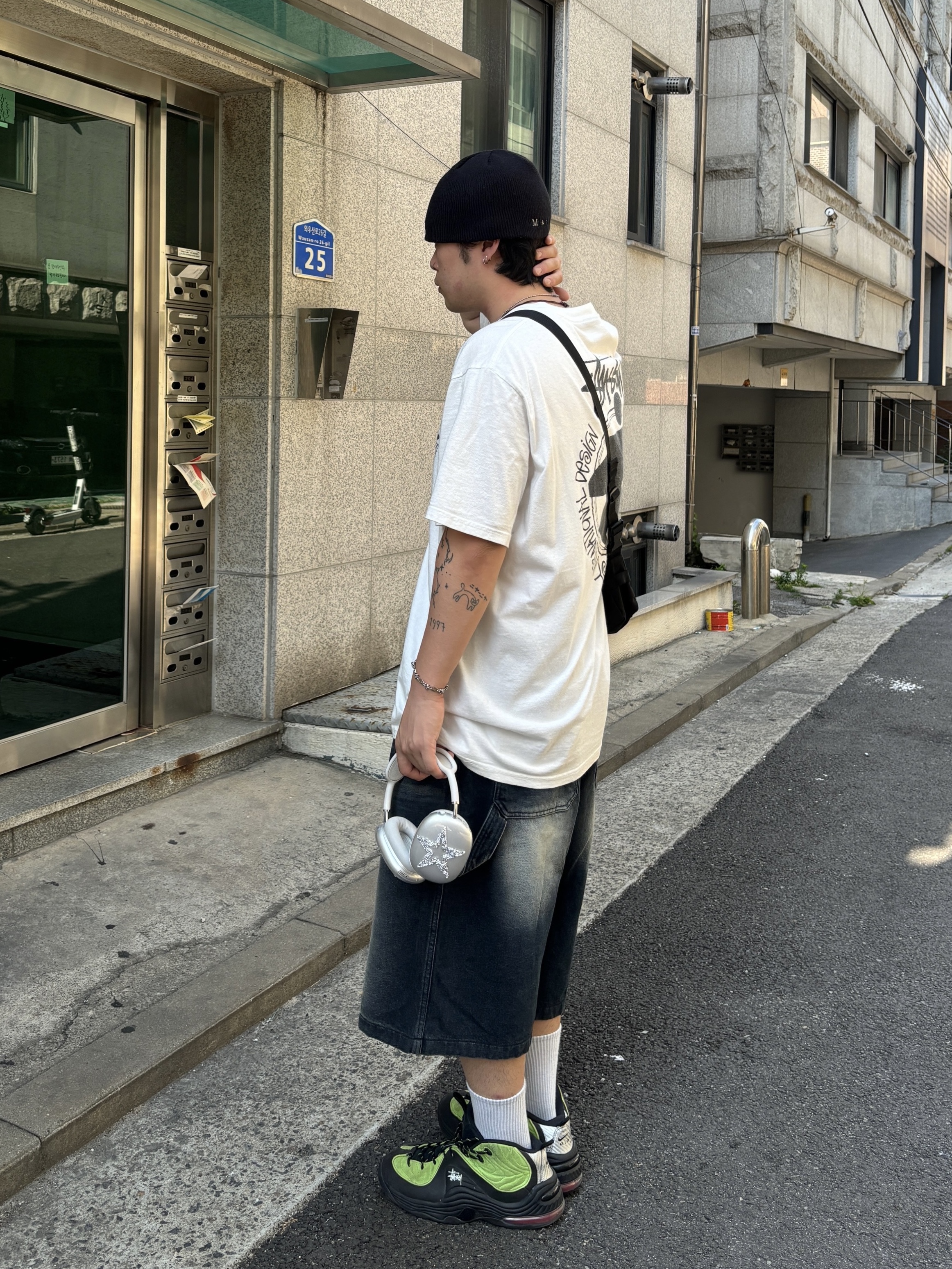 Nike x Stussy Air Penny II Vivid Green and Black, Apple AirPods Max Lightning Silver (Korean Ver.) 착용 스타일 - 2