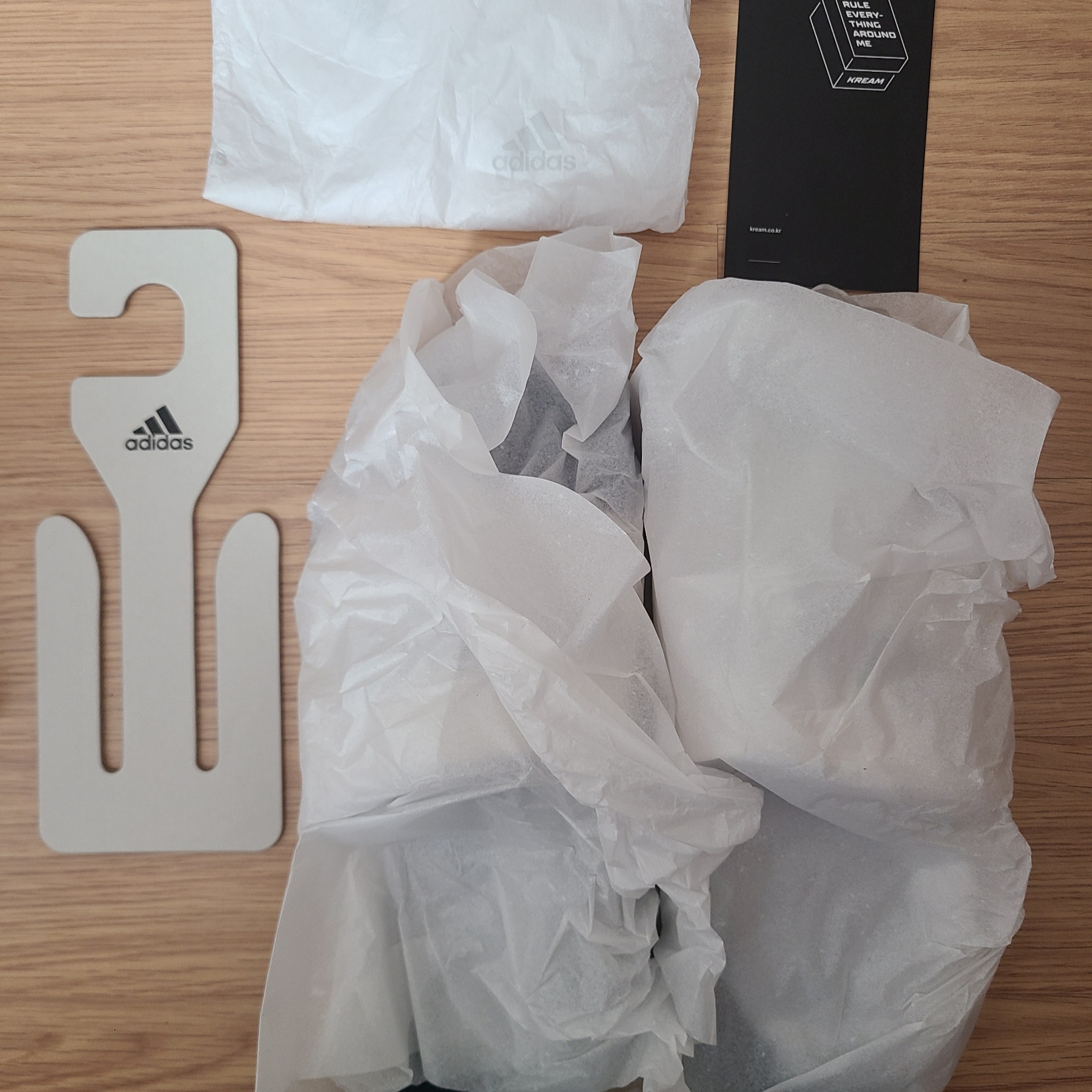 Adidas Adilette Shower Slide Shadow Navy 착용 스타일 - 4