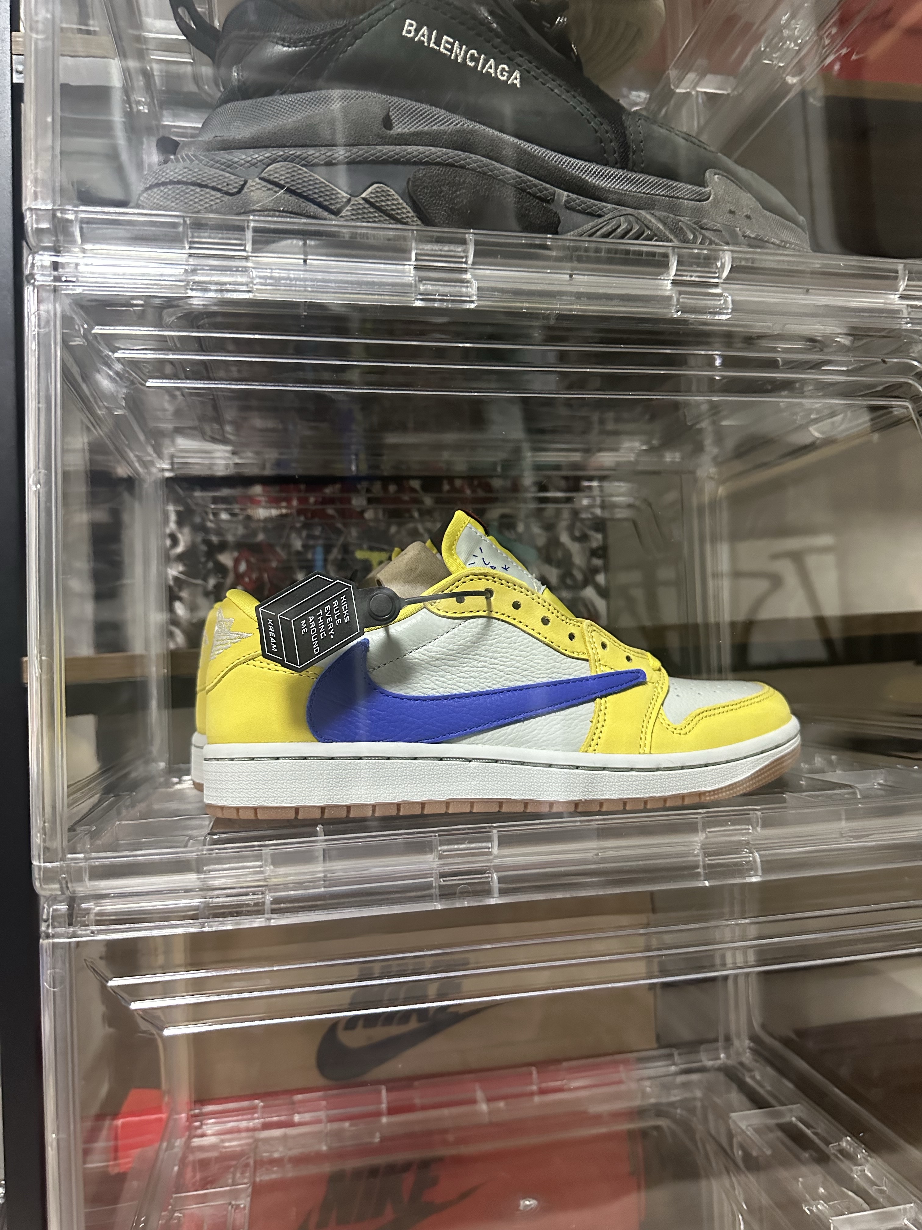 (W) Jordan 1 x Travis Scott Retro Low OG SP Canary 착용 스타일 - 2
