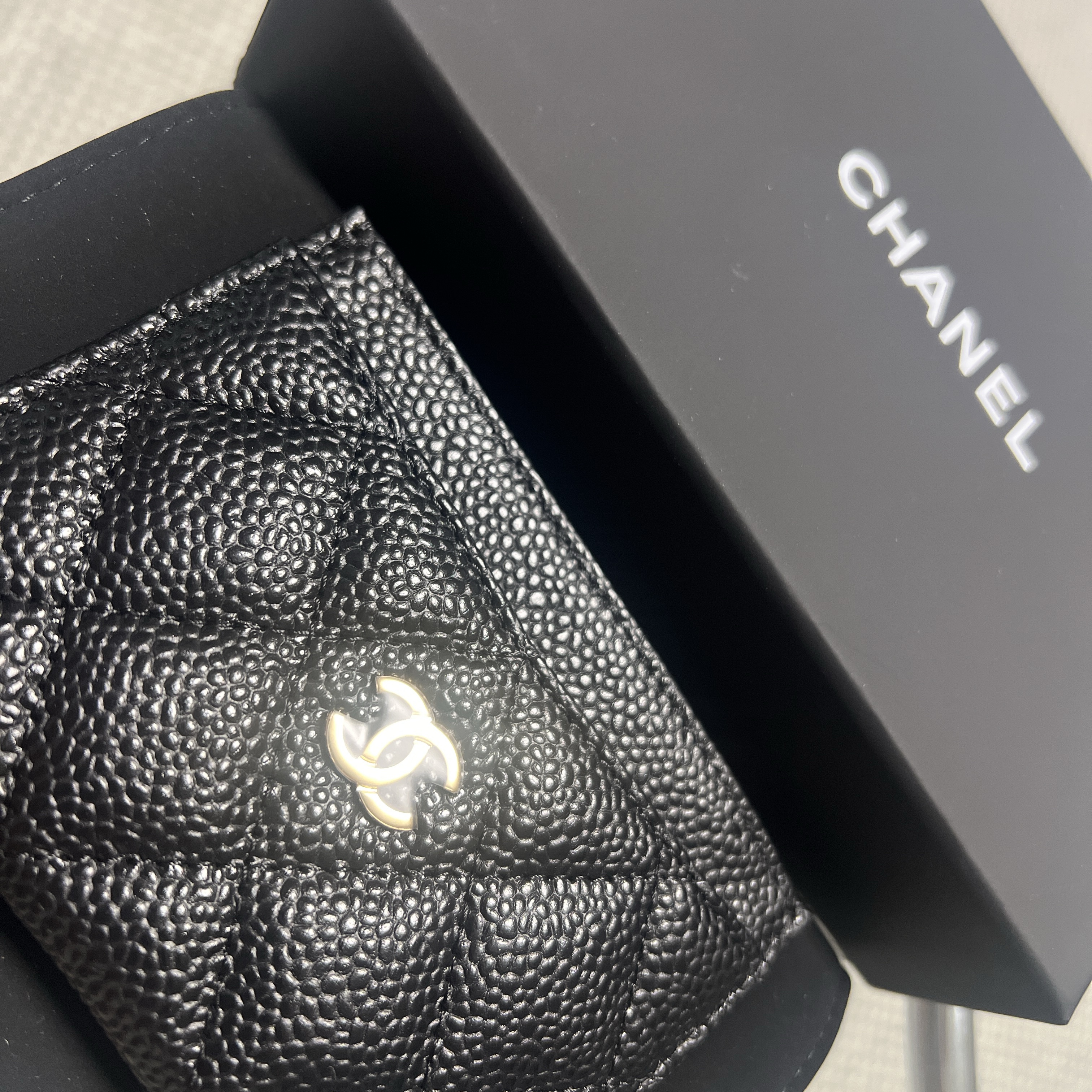 Chanel Classic Card Holder Grained Calfskin & Gold Black 착용 스타일
