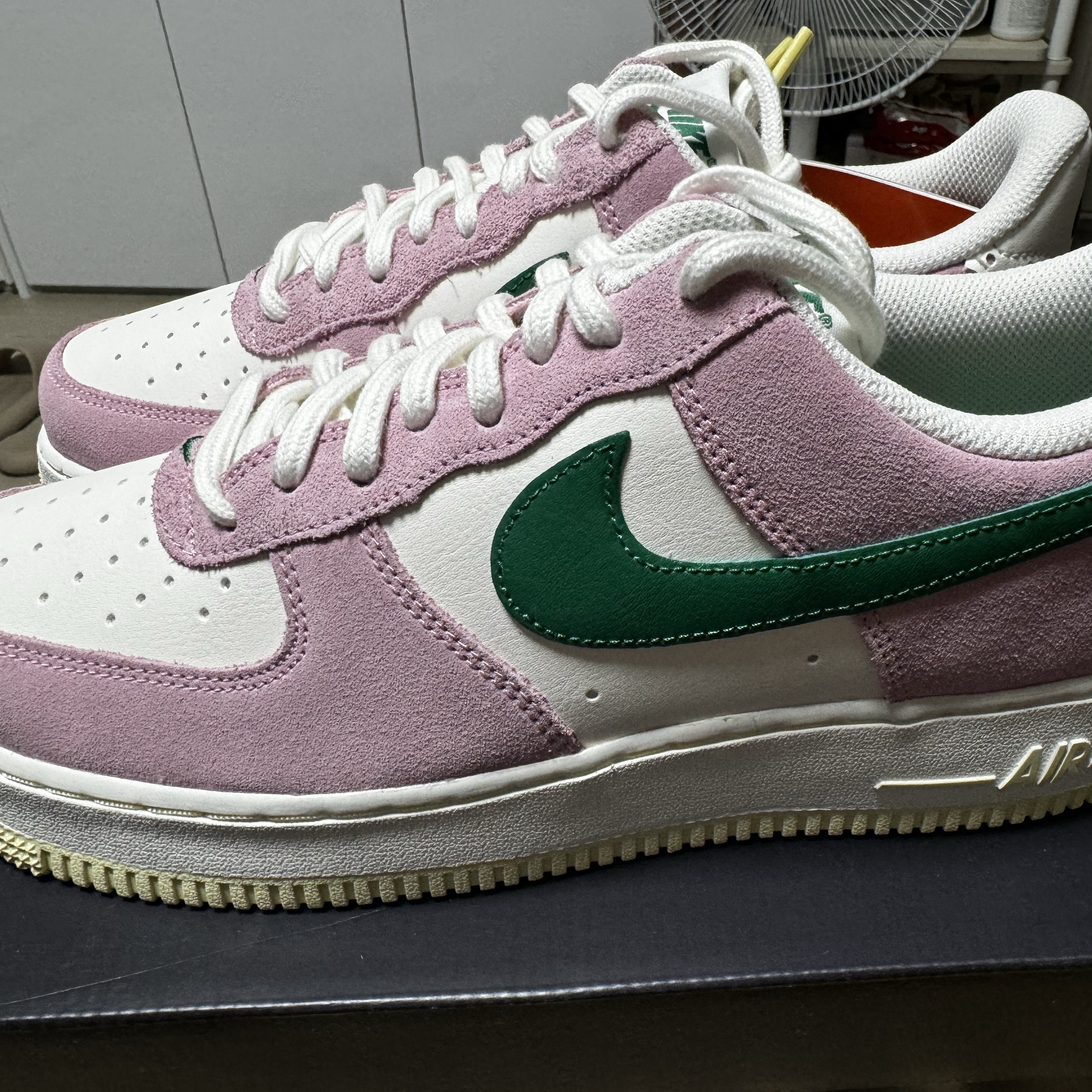 Nike Air Force 1 '07 Sail Medium Soft Pink 착용 스타일 - 1