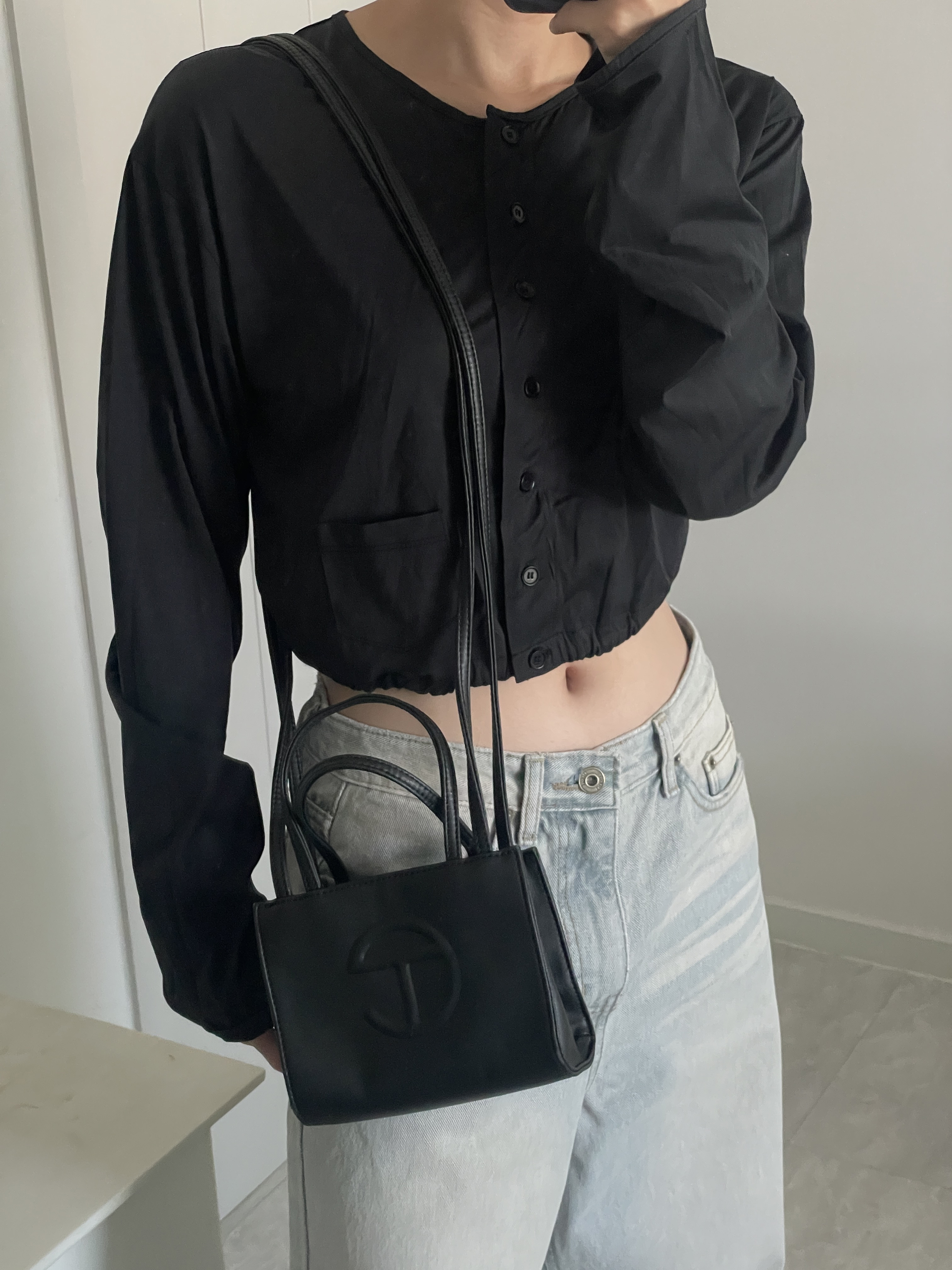 Telfar Small Shopping Bag Black 착용 스타일