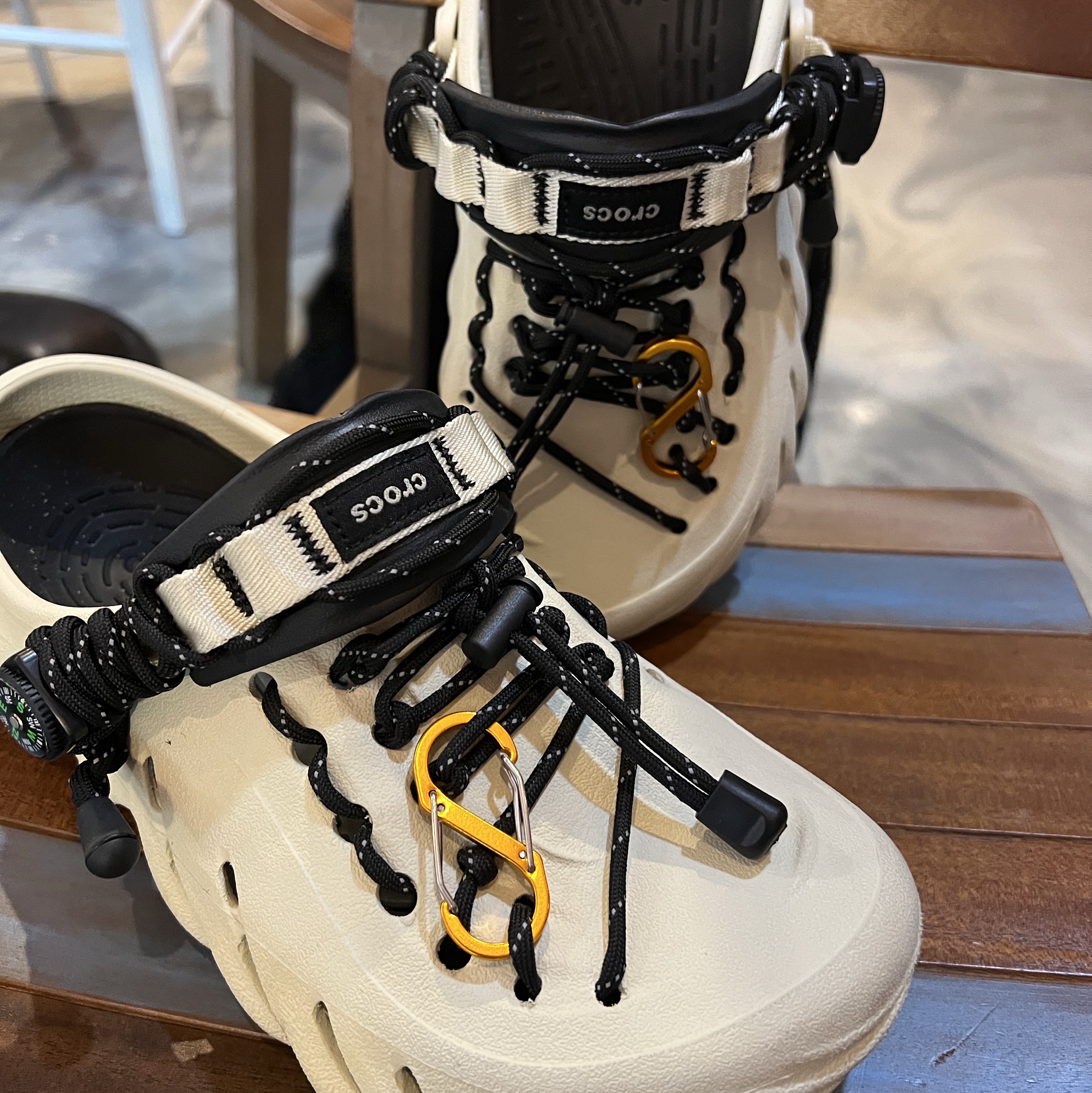 Crocs Echo Clog Bone Black 착용 스타일 - 2