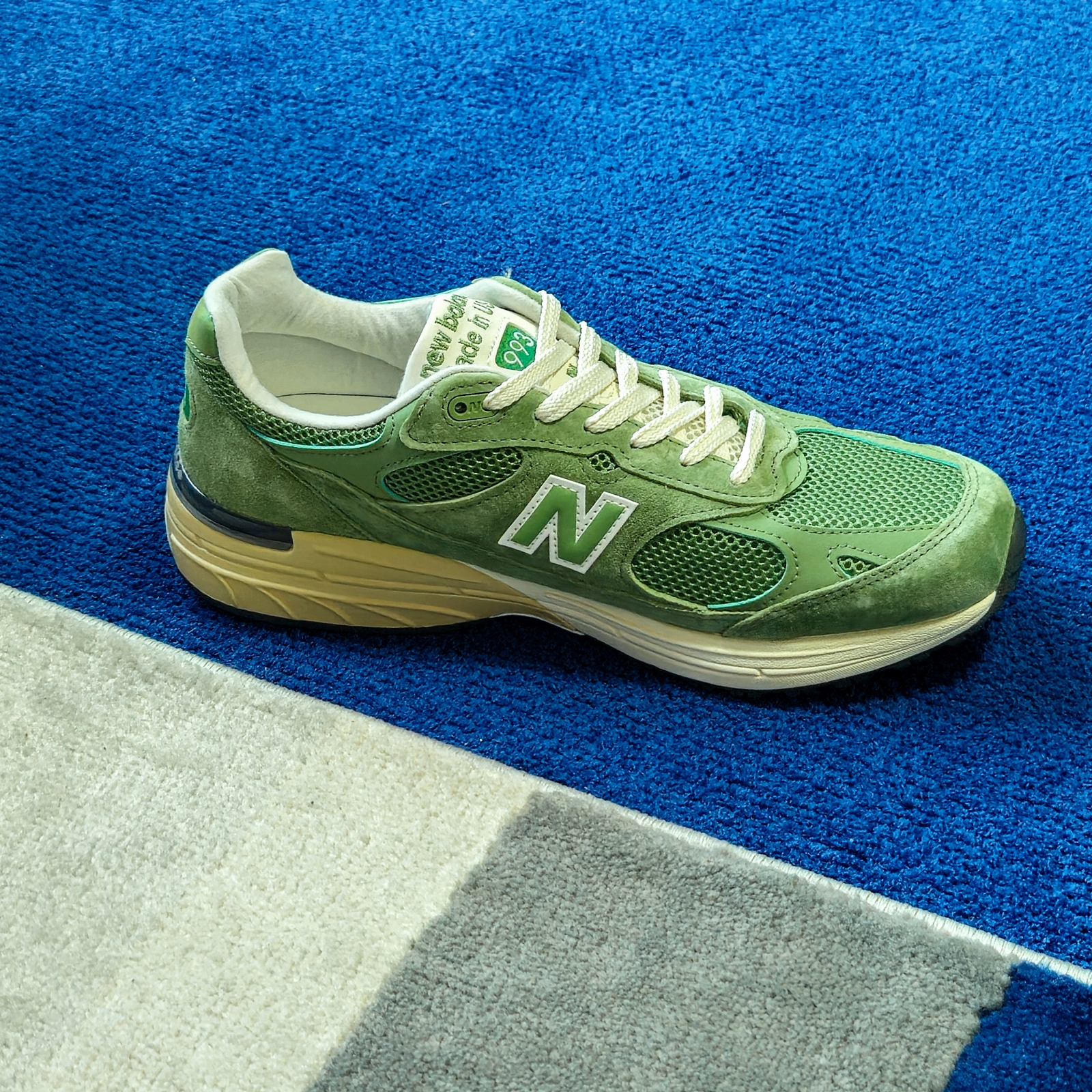 New Balance 993 Made in USA Chive Sea Salt 착용 스타일 - 1