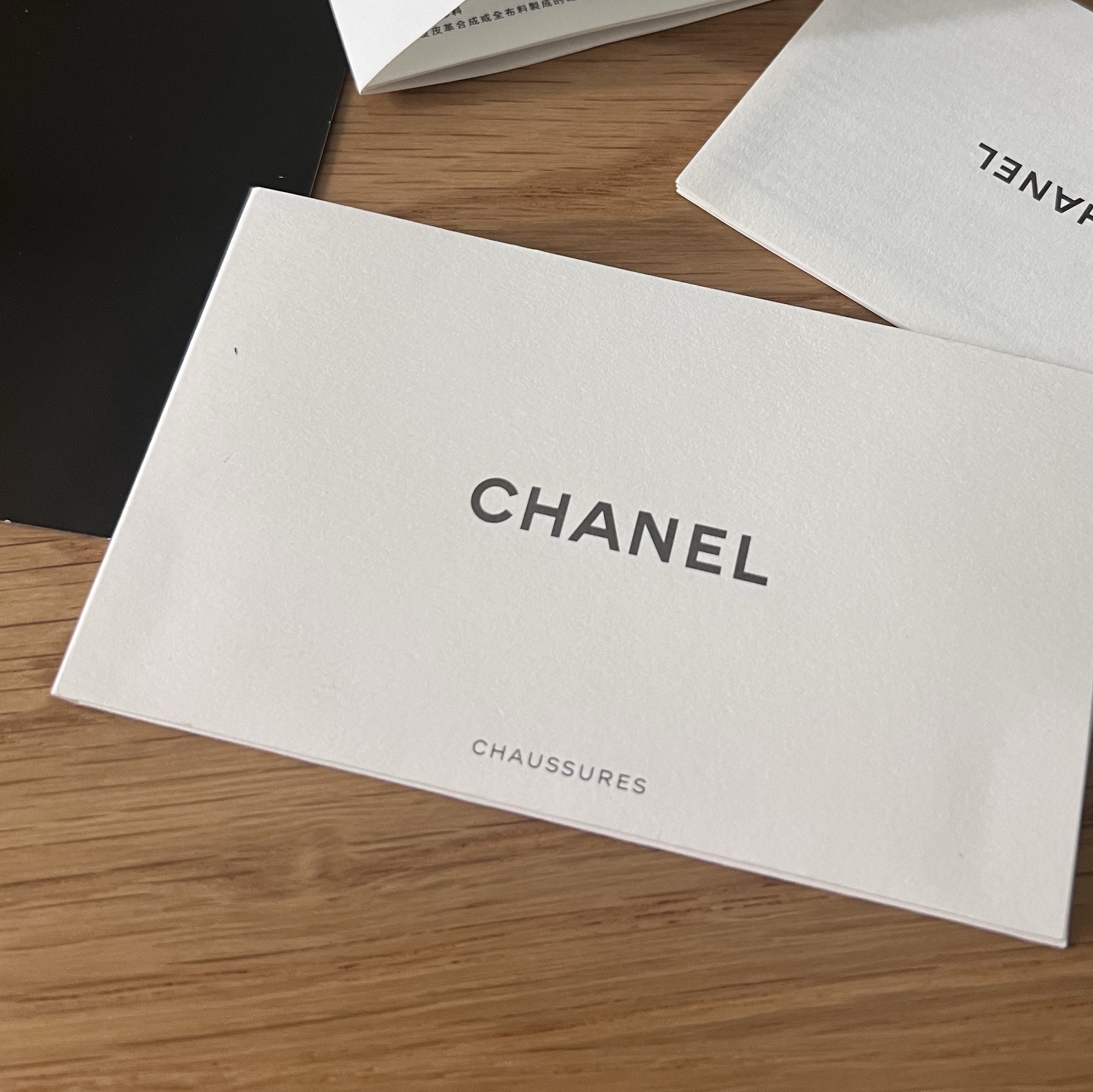 Chanel Classic Card Holder Grained Calfskin & Silver Black 착용 스타일 - 2
