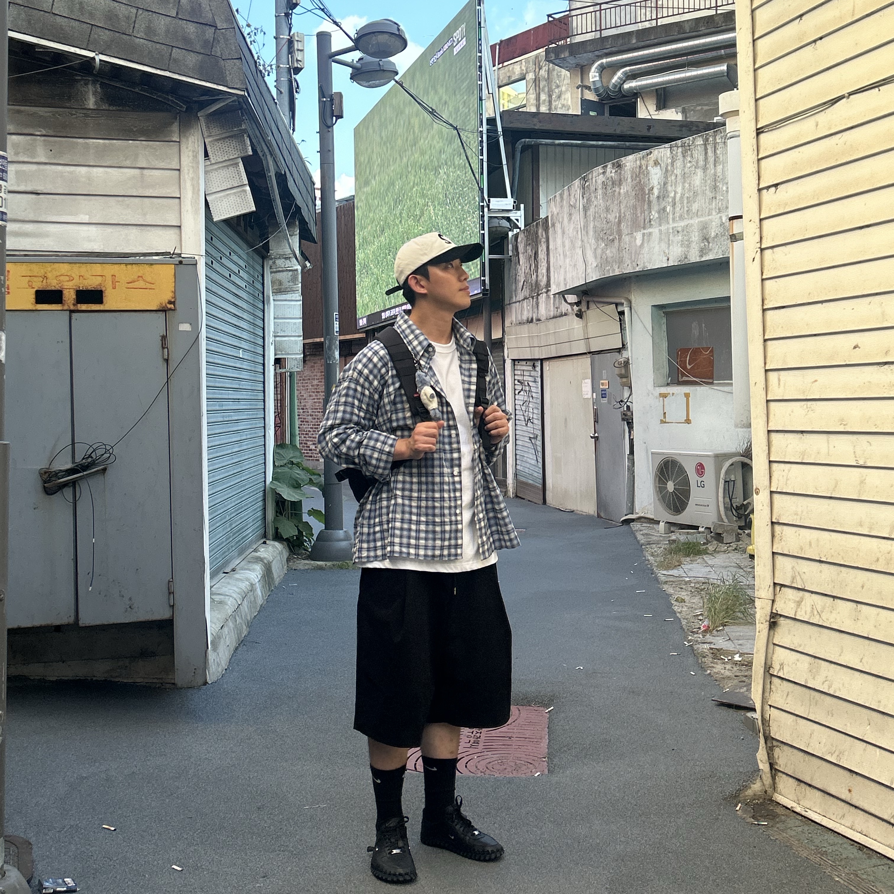 Supreme 2-Tone S Logo 6-Panel Stone - 24SS, Nike x Jacquemus J Force 1 Low LX SP Black 착용 스타일 - 3