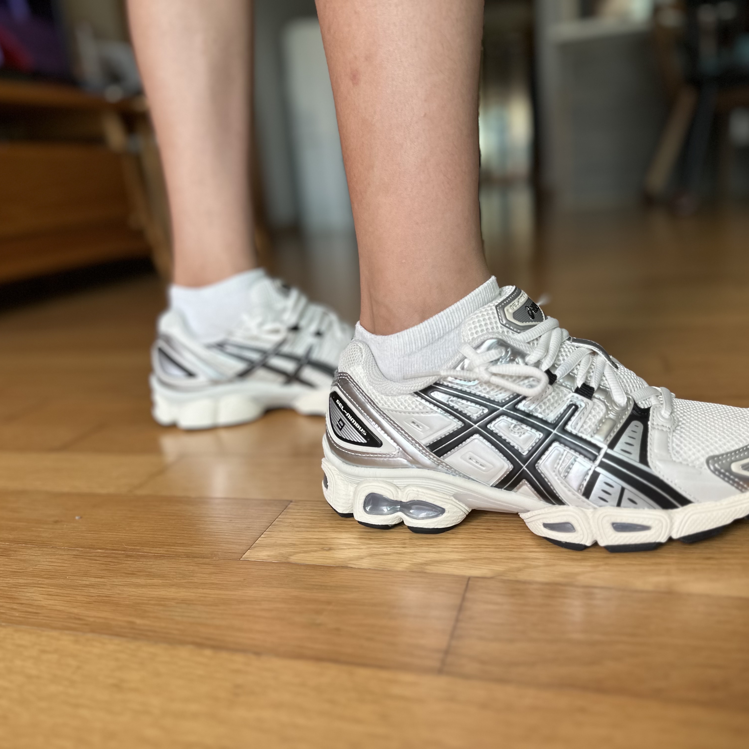 Asics Gel-Nimbus 9 Cream Black 착용 스타일 - 2