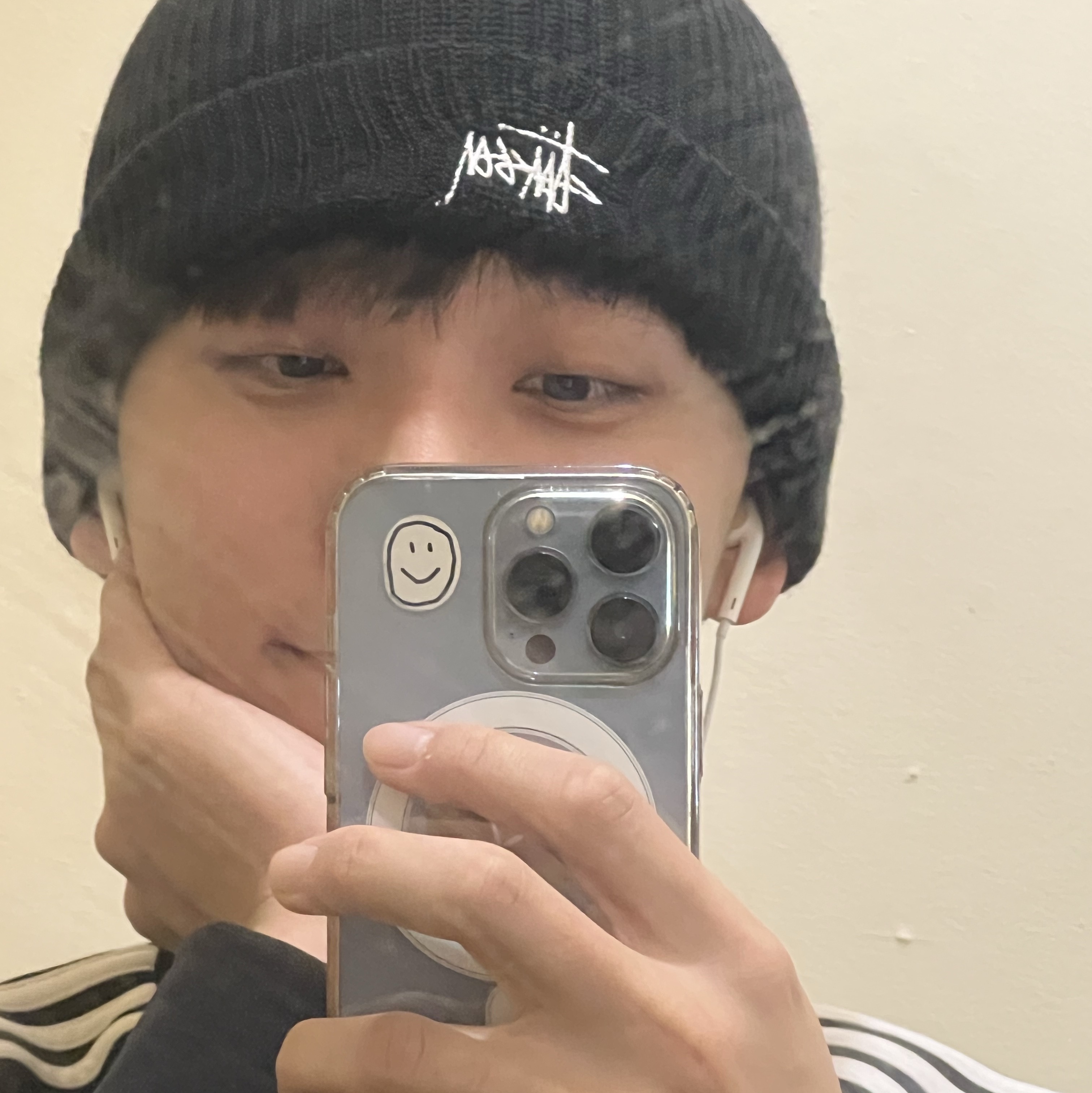 Stussy Basic Cuff Beanie Black 착용 스타일 - 2