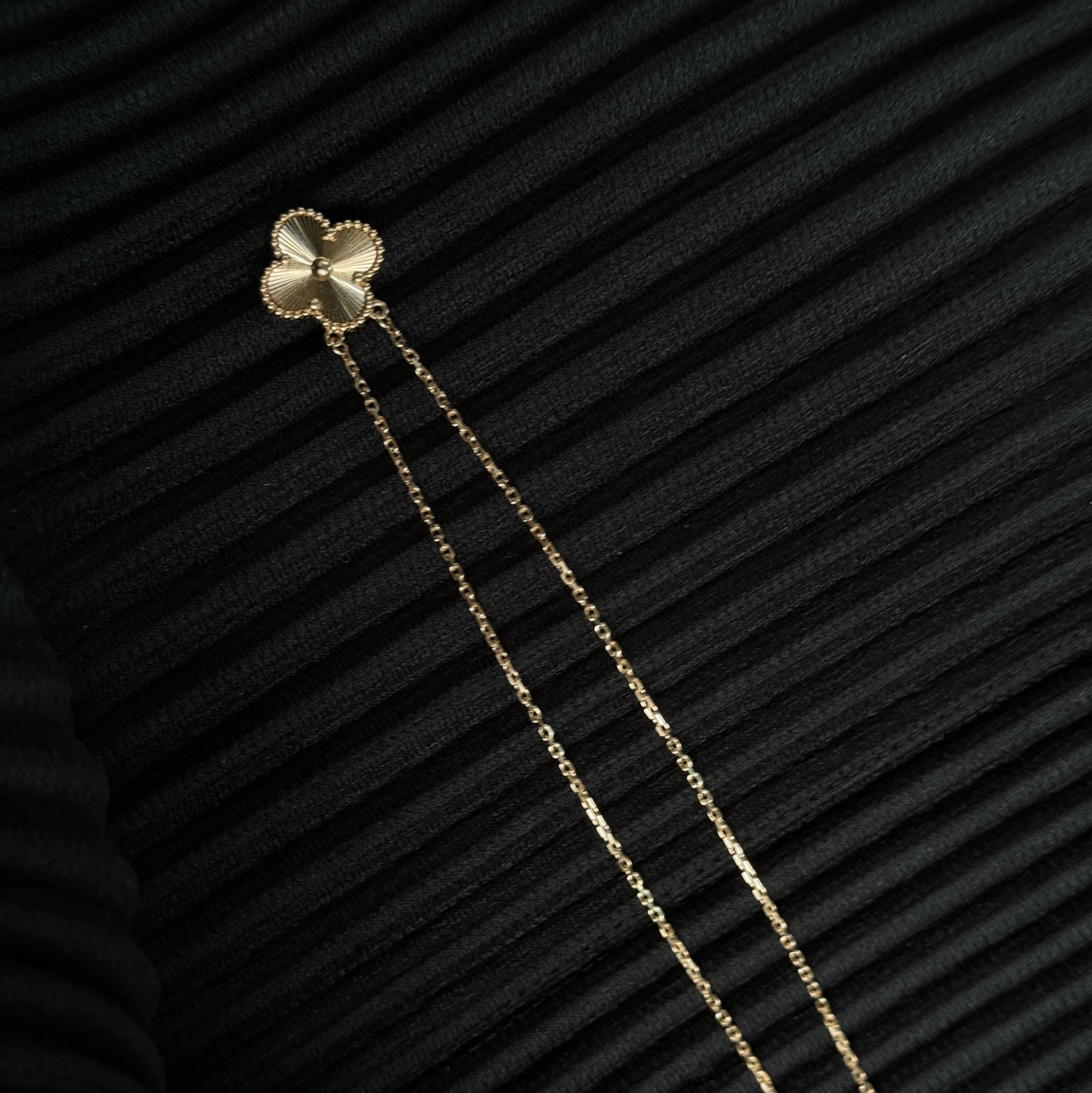 (W) Van Cleef & Arpels Vintage Alhambra Pendant Guilloche Yellow Gold 착용 스타일