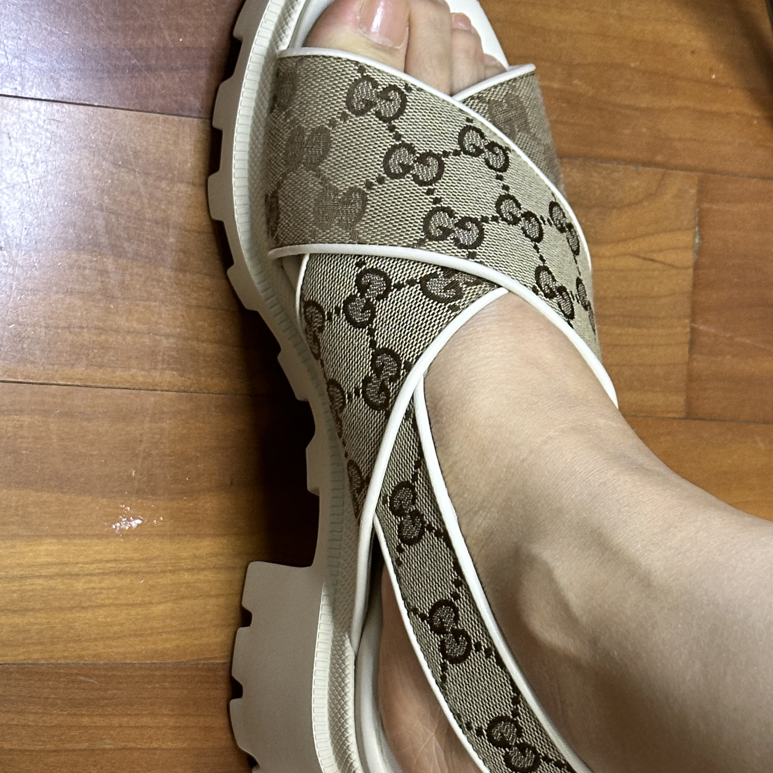 (W) Gucci GG Lug Sole Sandal GG Supreme 착용 스타일
