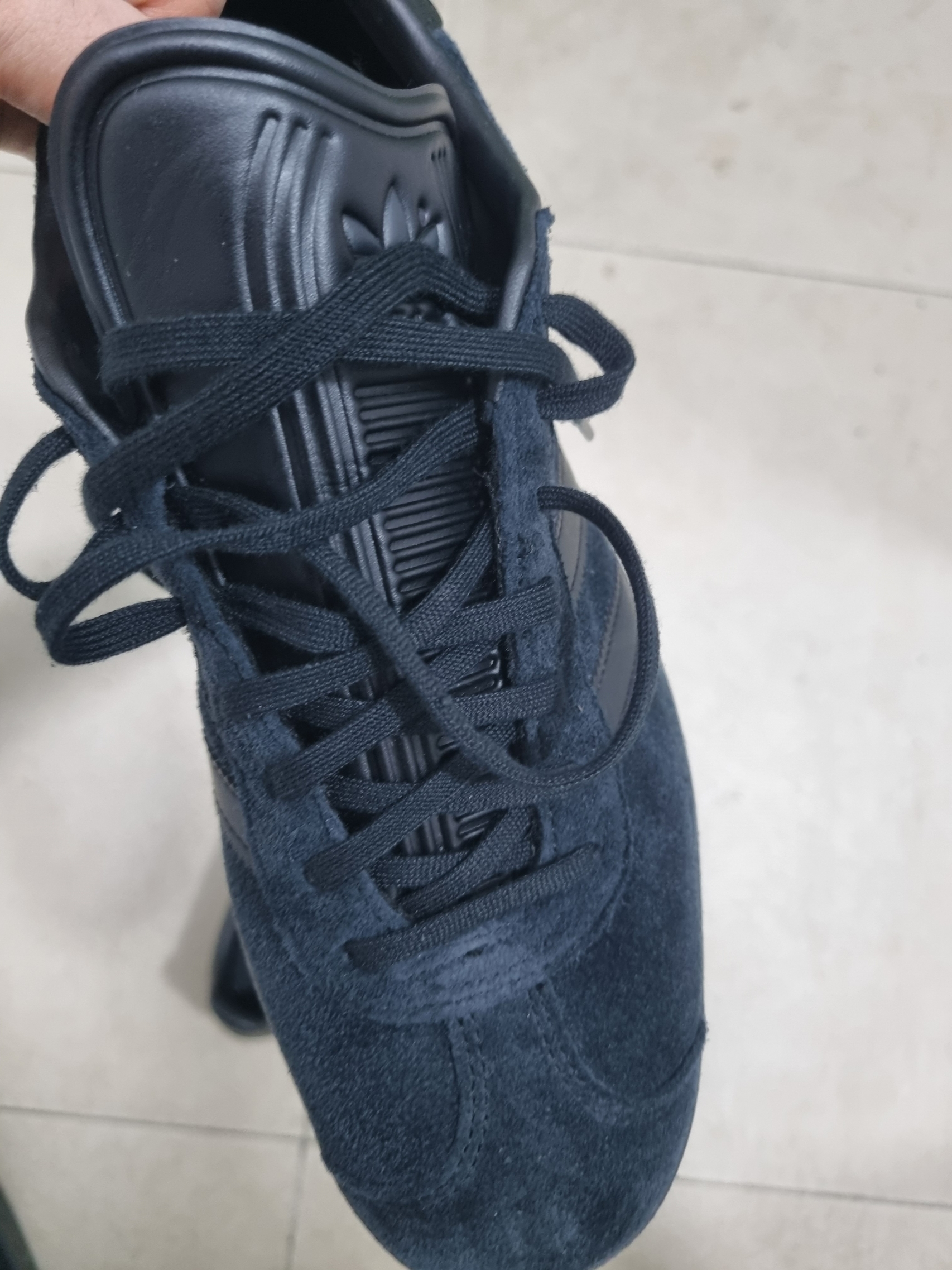 Adidas Gazelle Triple Black 착용 스타일 - 5