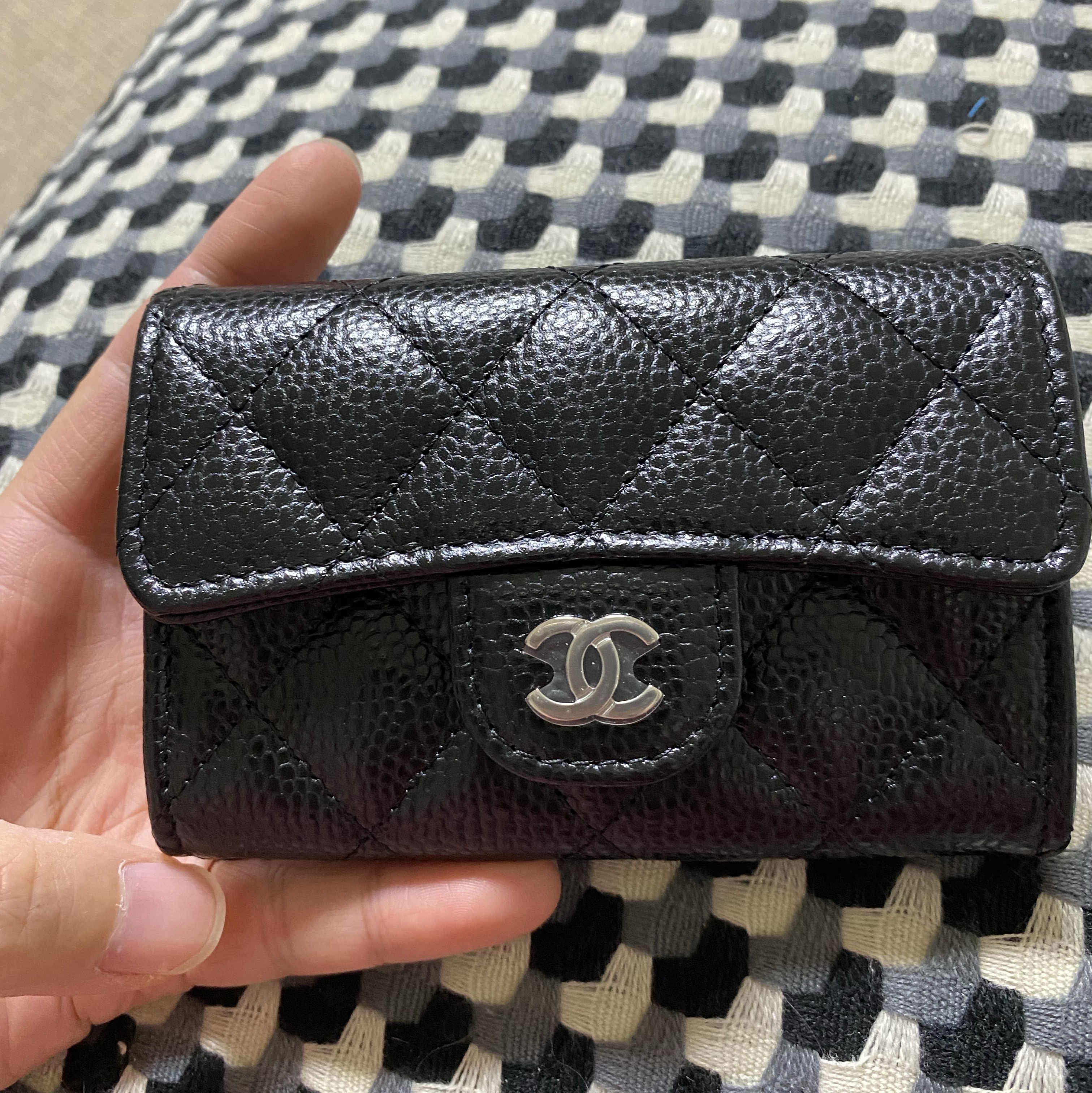 Chanel Classic Card Holder Grained Calfskin & Silver Black 착용 스타일
