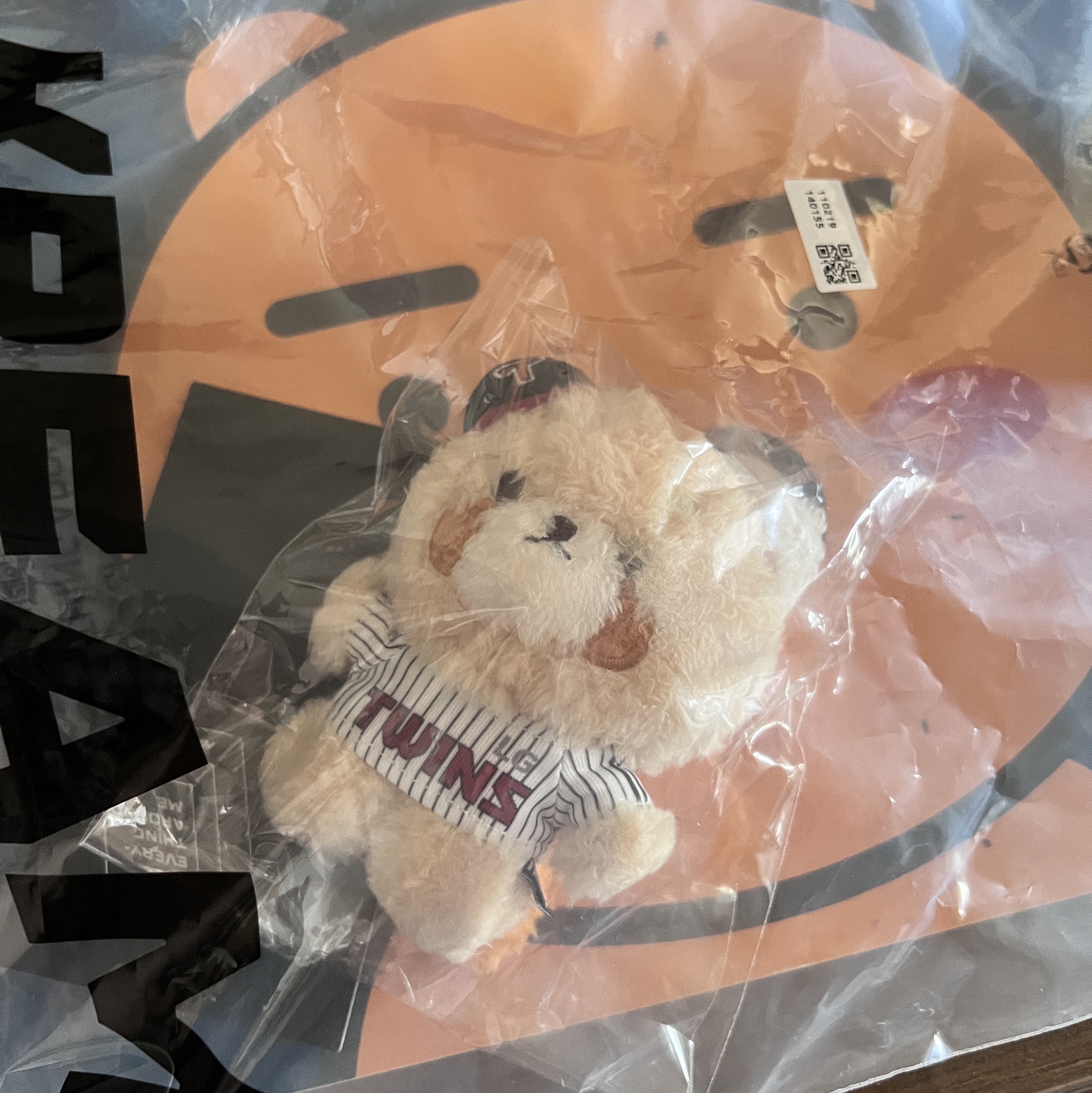 Lessey & Friends x KBO The Strongest Lessey Stuffed Toy Keyring LG Twins 착용 스타일