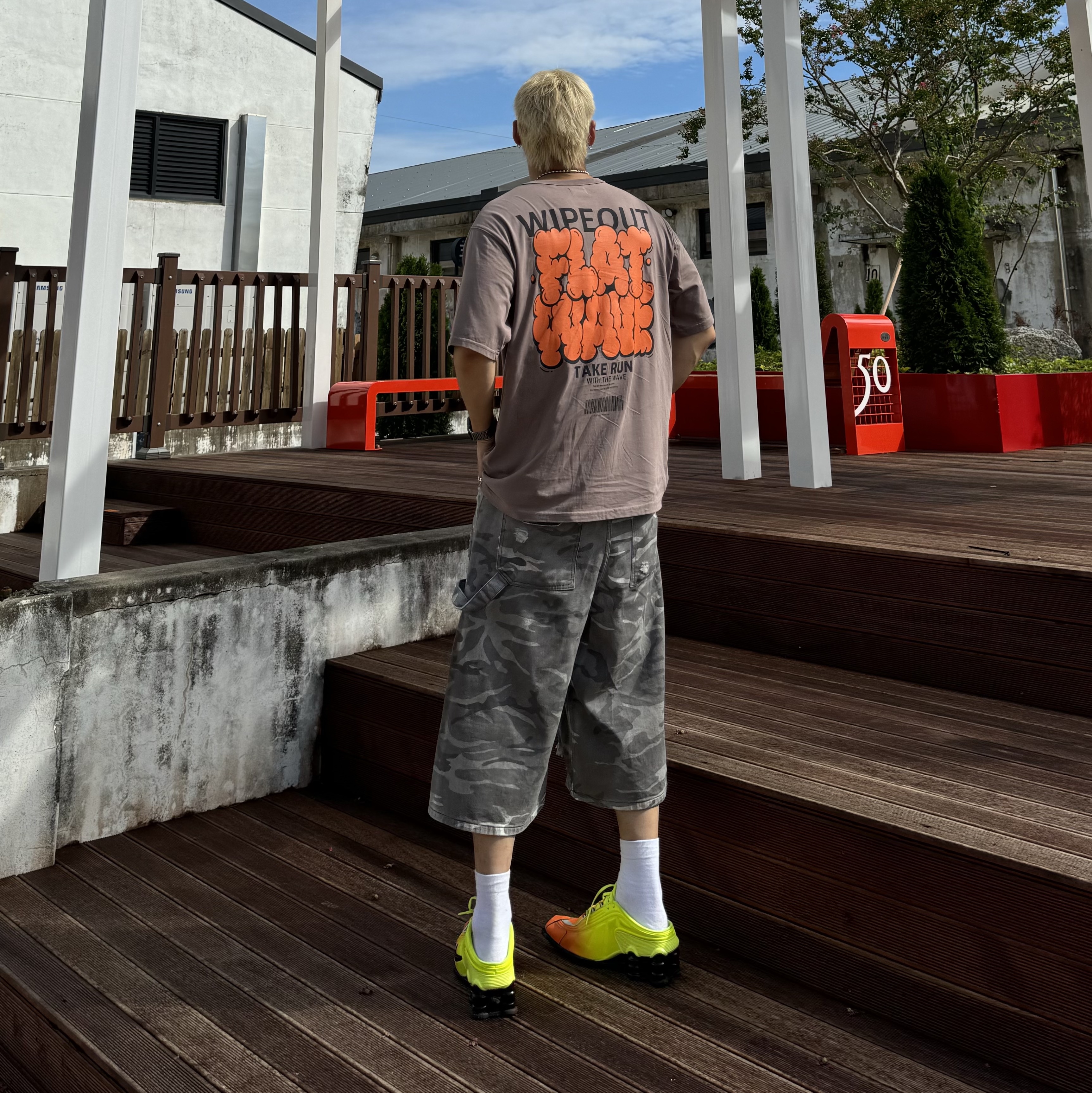 Nike x Martine Rose Shox MR4 Safety Orange 착용 스타일 - 2