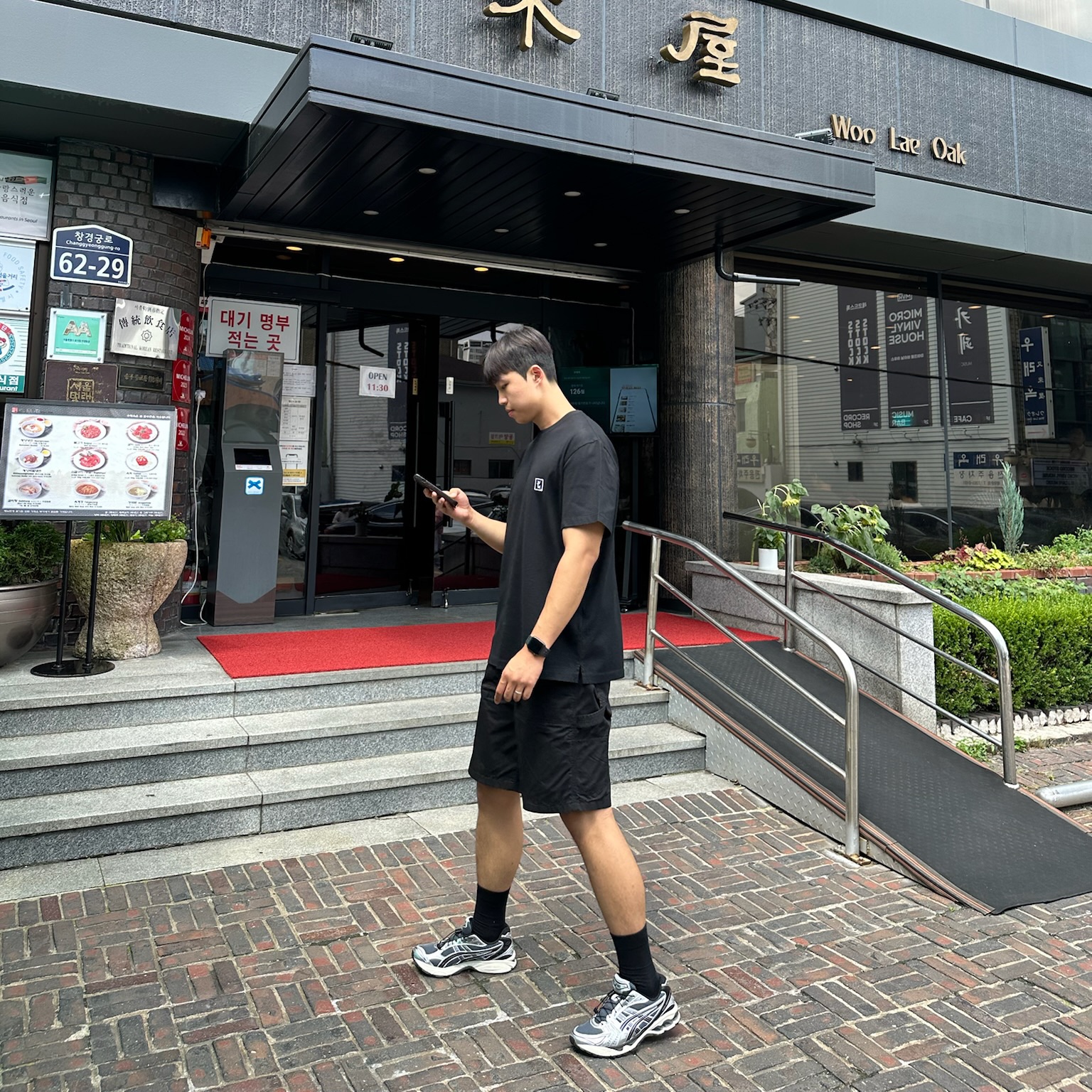 Wooyoungmi Cotton Back Logo T-Shirt Black - 24SS, Asics Unlimited Gel-Kayano 14 Carrier Grey Black 착용 스타일 - 1