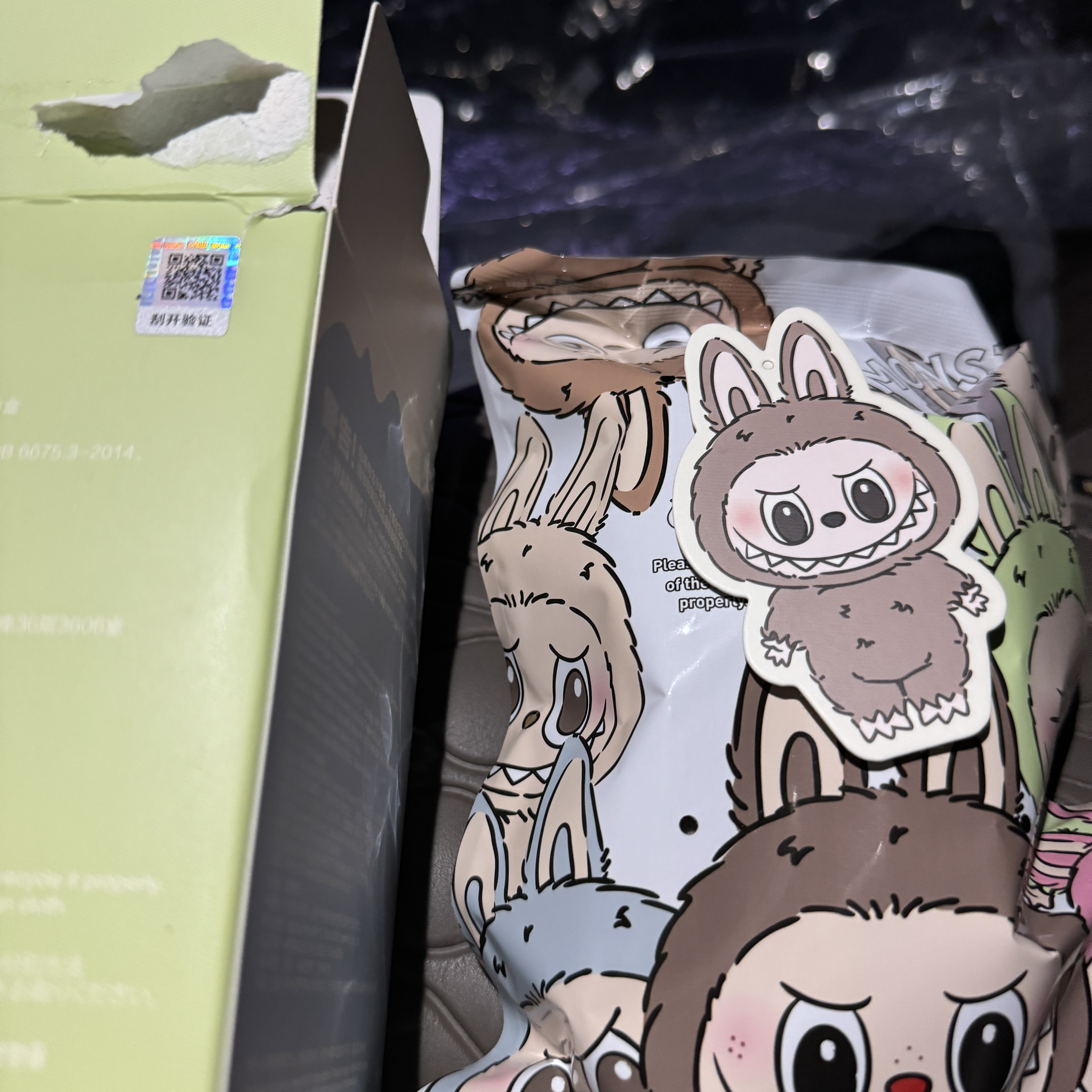 Pop Mart The Monsters Labubu Tasty Macarons Series Sealed Case (6 Blind Boxes) 착용 스타일 - 2