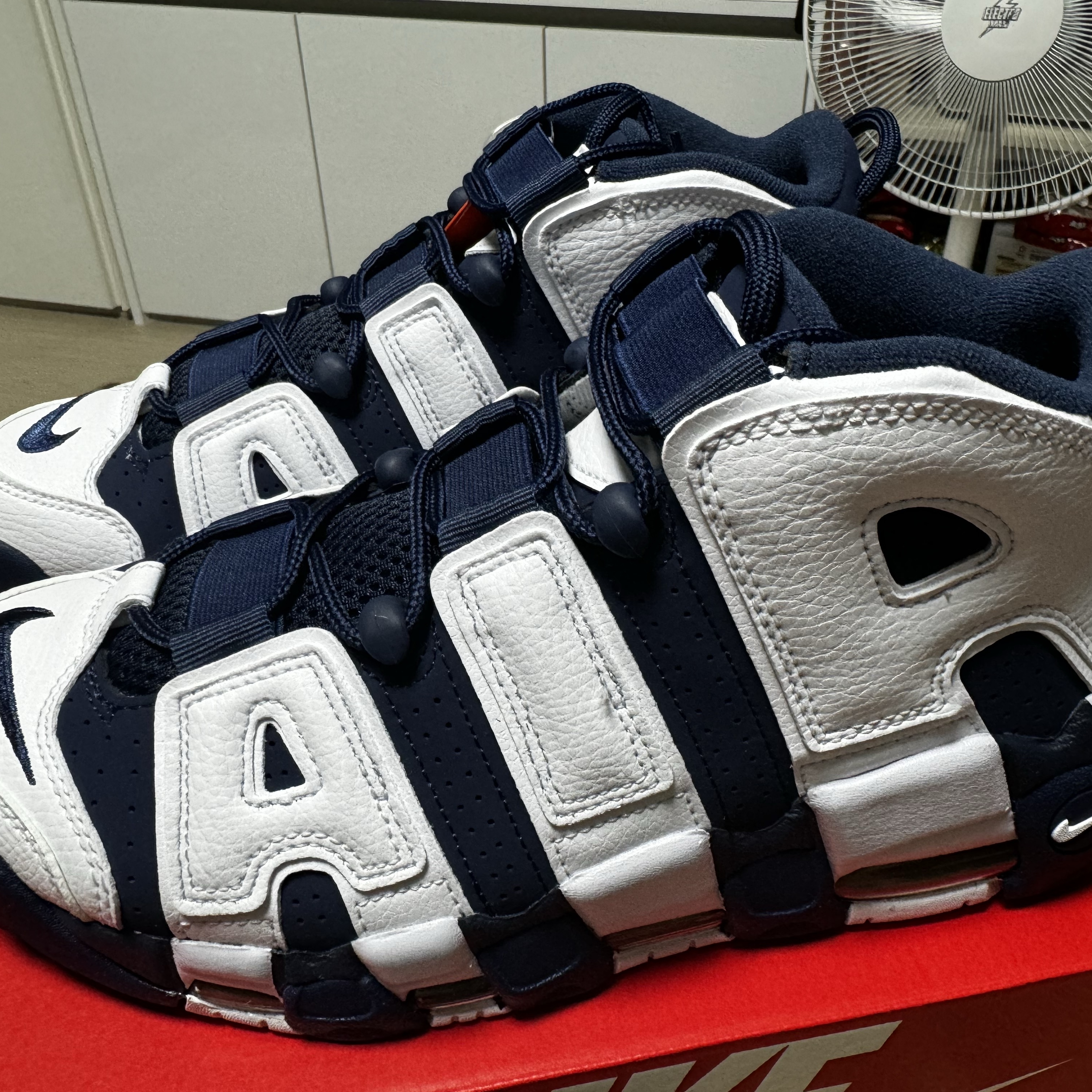 Nike Air More Uptempo 96 White Midnight Navy 착용 스타일 - 1