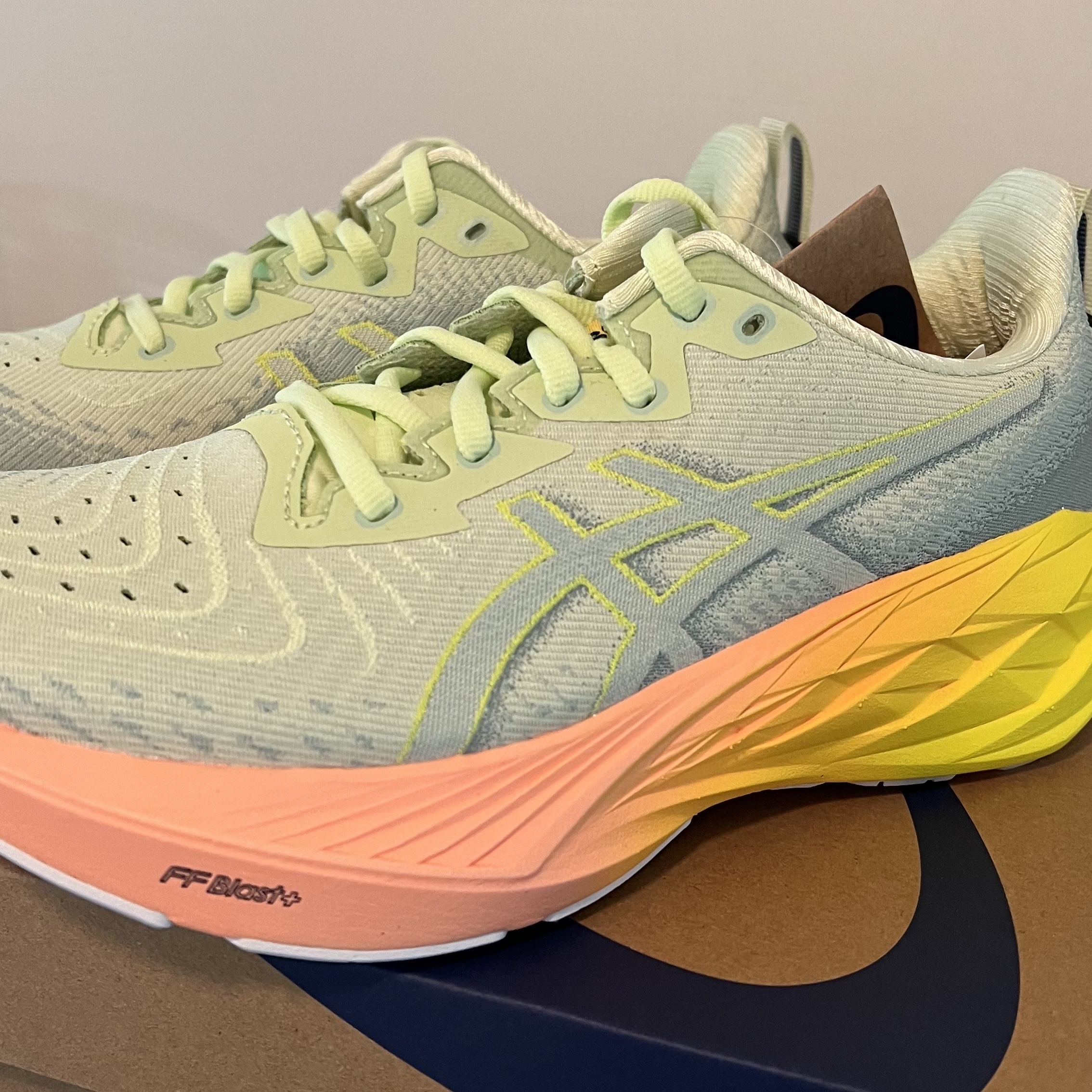 (W) Asics Novablast 4 Cool Matcha Safety Yellow 착용 스타일