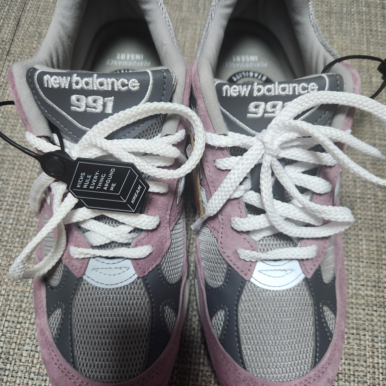 New Balance 991 Made in UK Pink Grey 착용 스타일 - 1