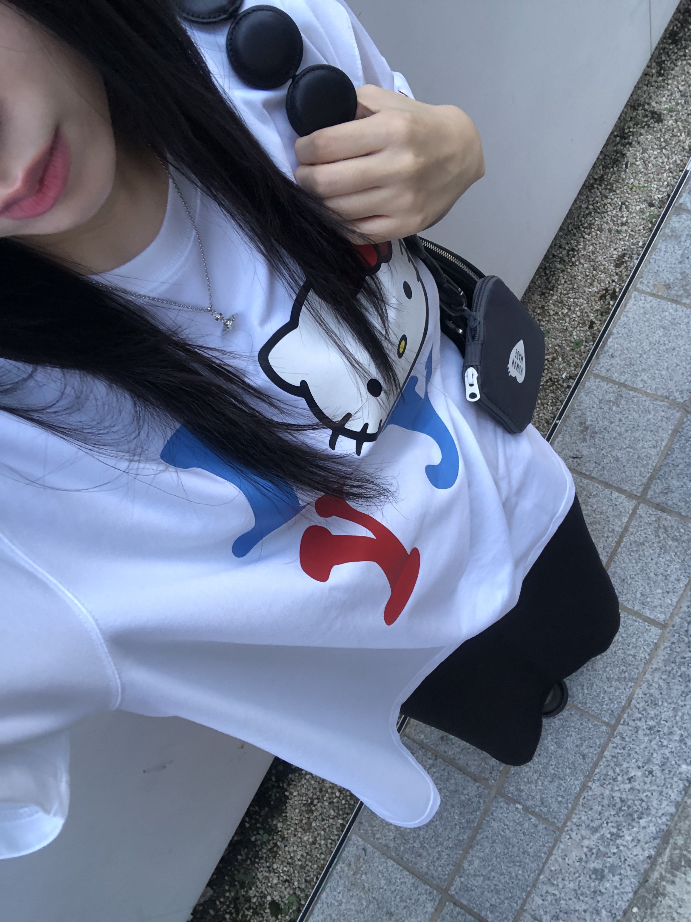 Open Yy x Hello Kitty T-Shirt White, Human Made Travel Case Small Gray 착용 스타일 - 1