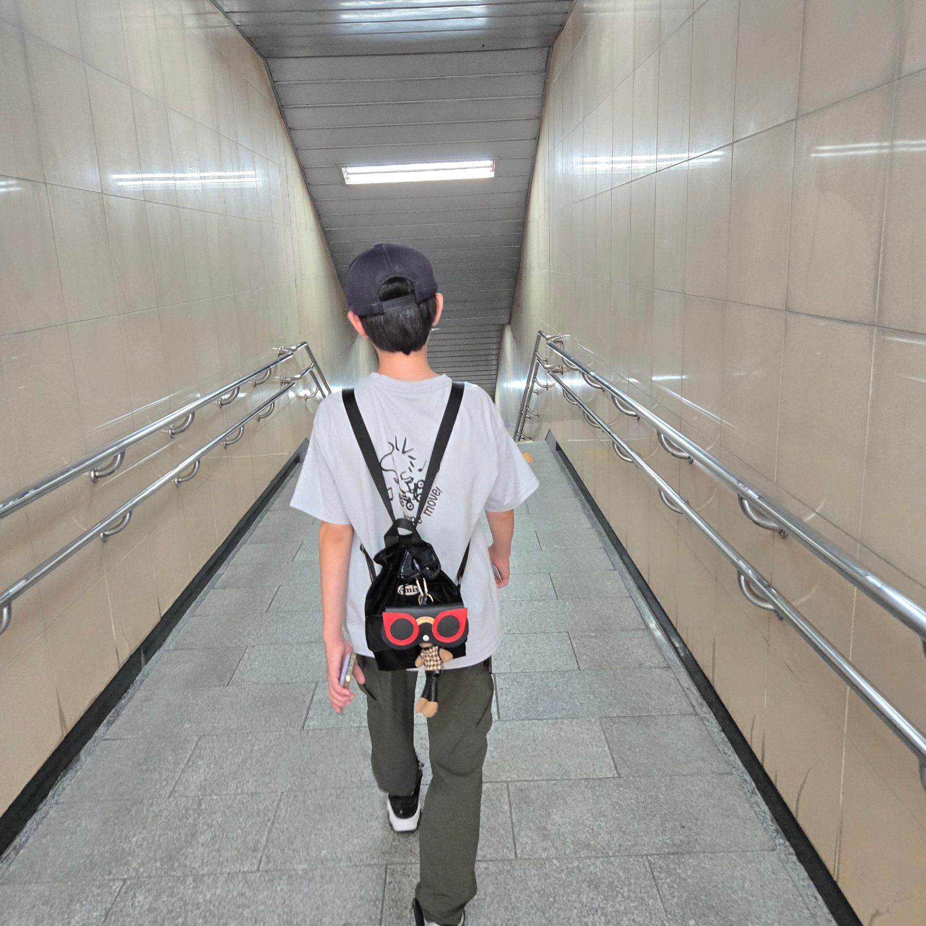 Emis Mini Wappen Pocket Backpack Black 착용 스타일