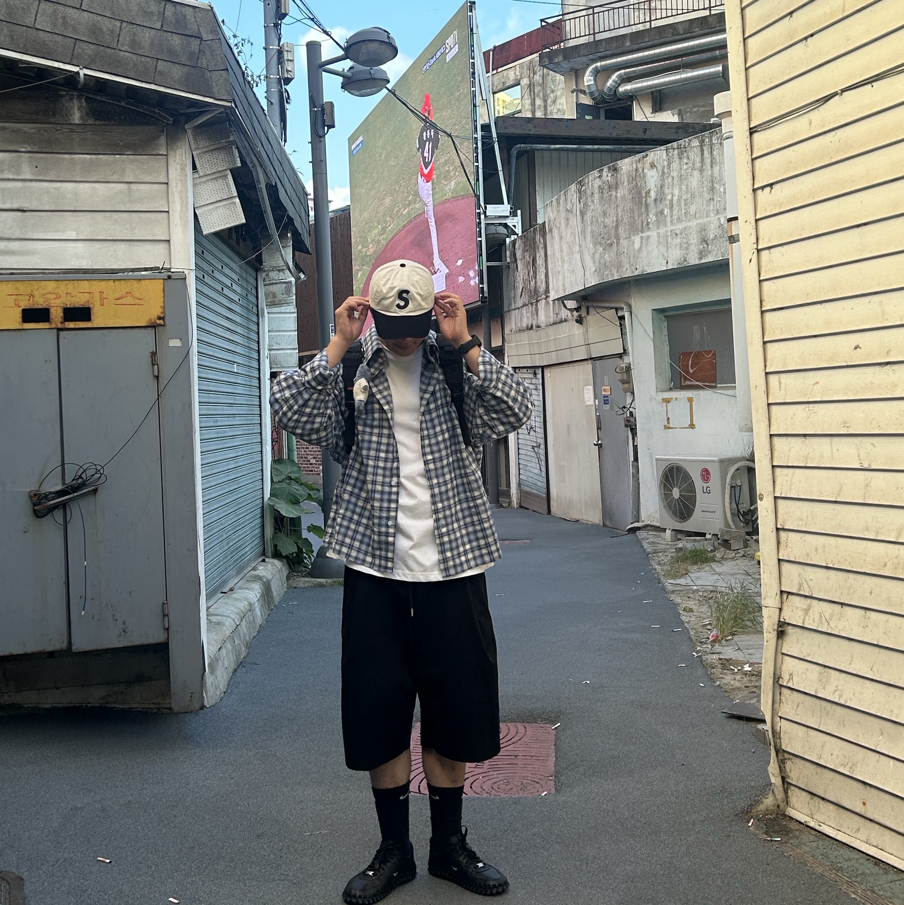 Supreme 2-Tone S Logo 6-Panel Stone - 24SS, Nike x Jacquemus J Force 1 Low LX SP Black 착용 스타일 - 4