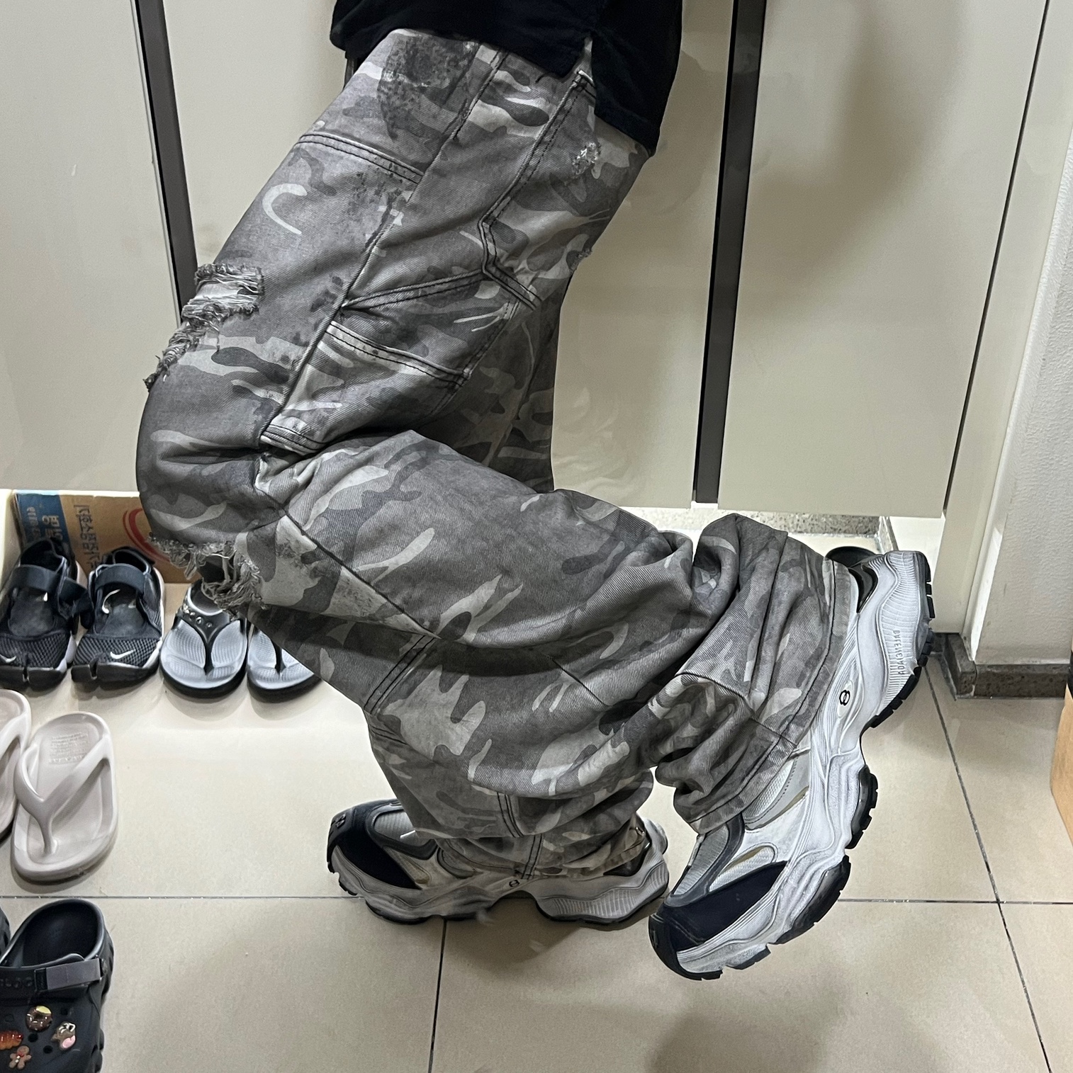 Balenciaga Cargo Sneakers White Grey, Nos Couleurs x Koin x Llud Rivet Carpenter Pants White 착용 스타일 - 4