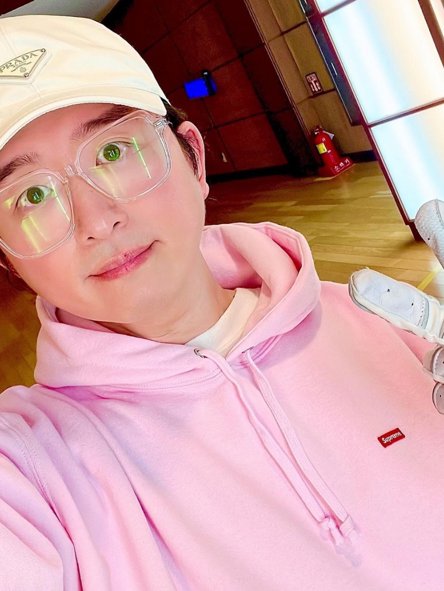(W) Jordan 1 Retro High OG Atmosphere, Supreme Small Box Hooded Sweatshirt Light Pink - 24SS 착용 스타일 - 2