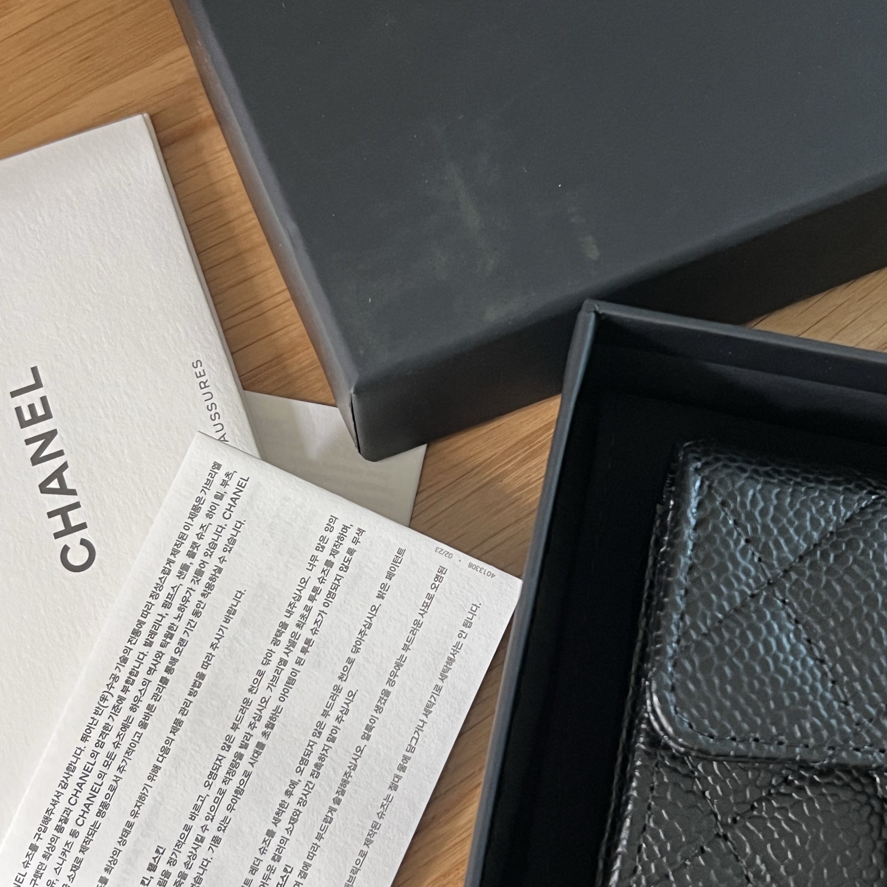 Chanel Classic Card Holder Grained Calfskin & Silver Black 착용 스타일 - 3