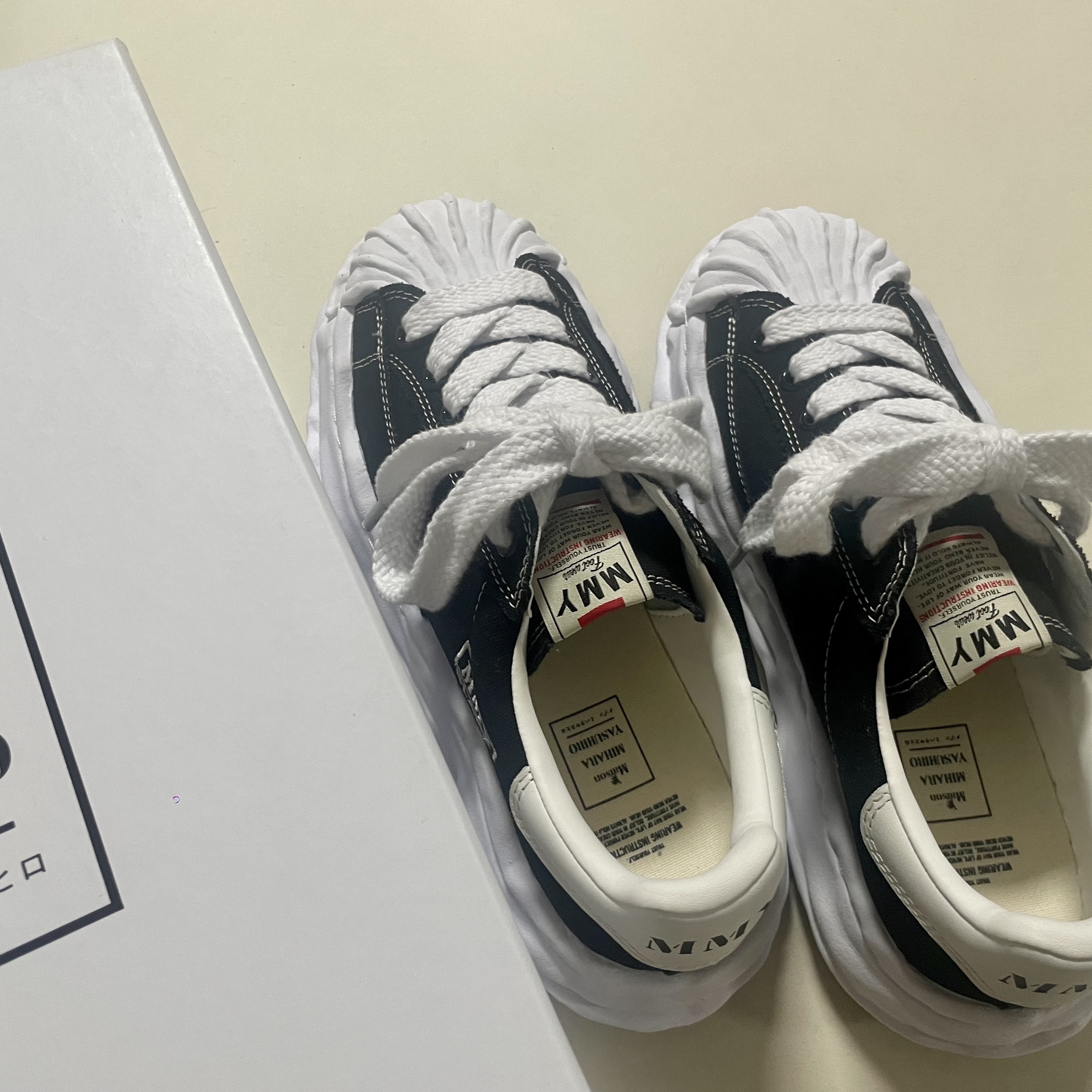 Maison Mihara Yasuhiro Blakey OG Sole Canvas Low-top Sneakers Black White 착용 스타일