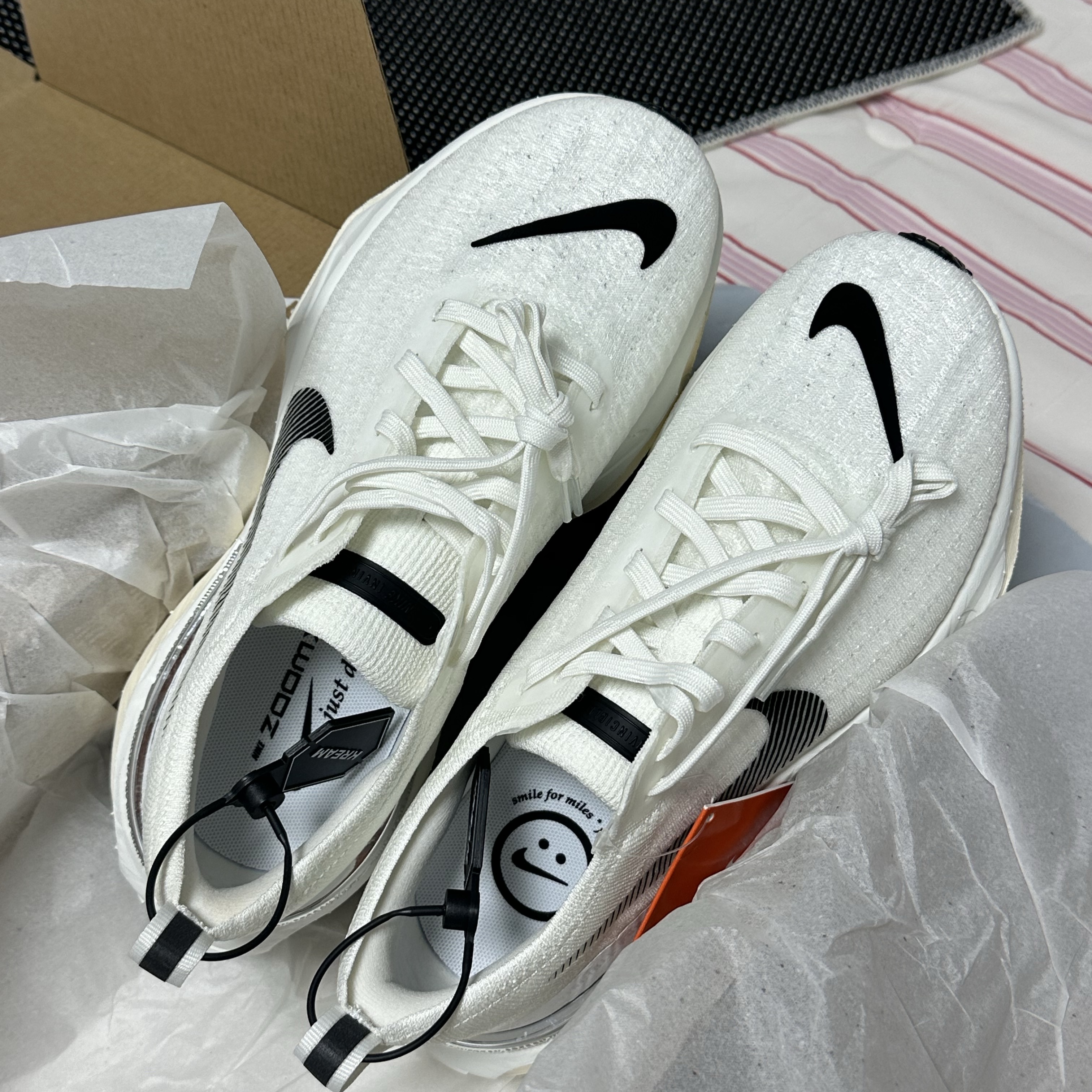 (W) Nike ZoomX Invincible Run Flyknit 3 Summit White Sail 착용 스타일 - 1