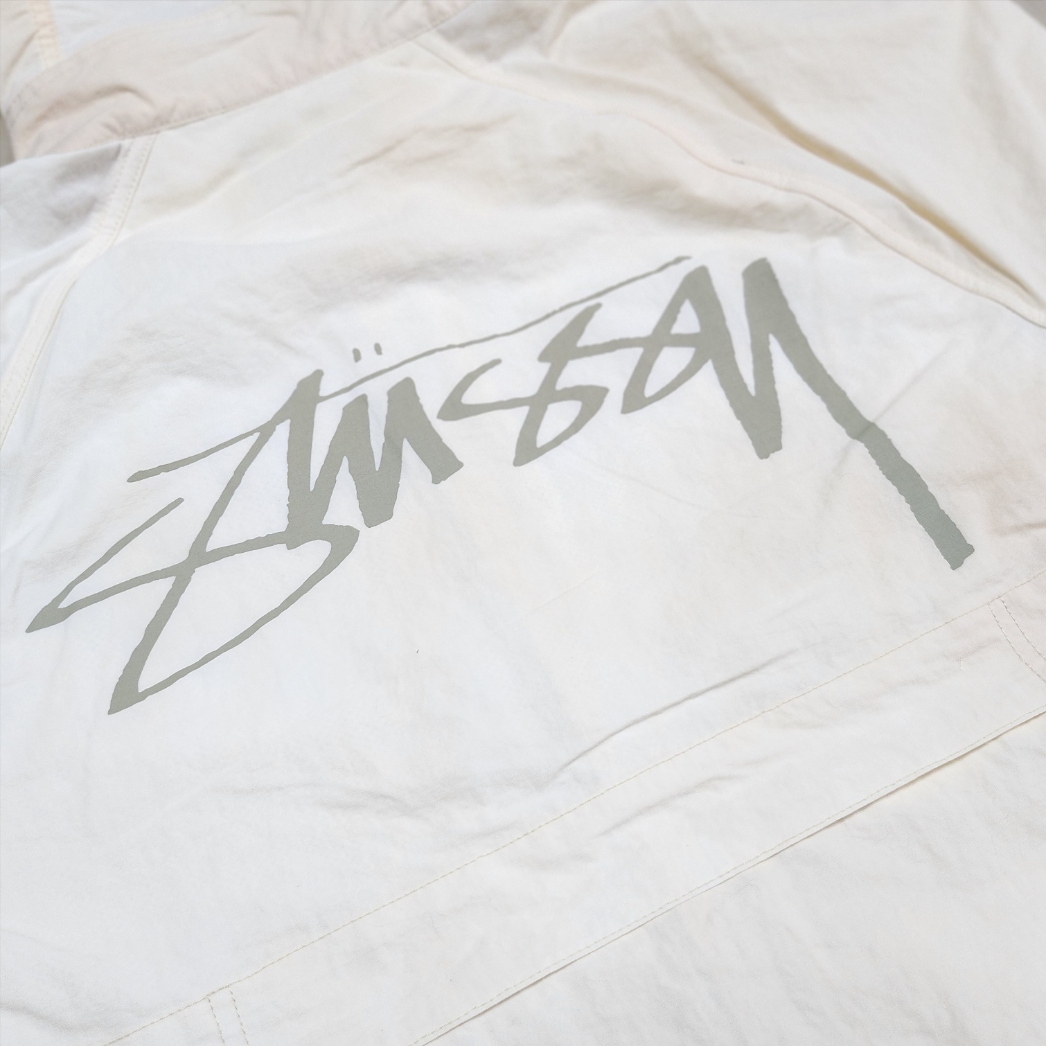 Stussy Wave Dye Beach Shell Jacket Bone 착용 스타일 - 3