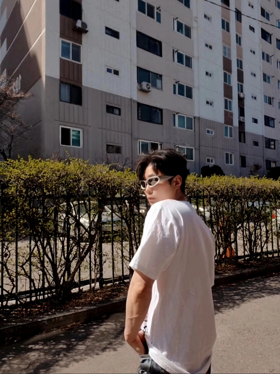 Balenciaga Swift Oval Sunglasses Silver 착용 스타일