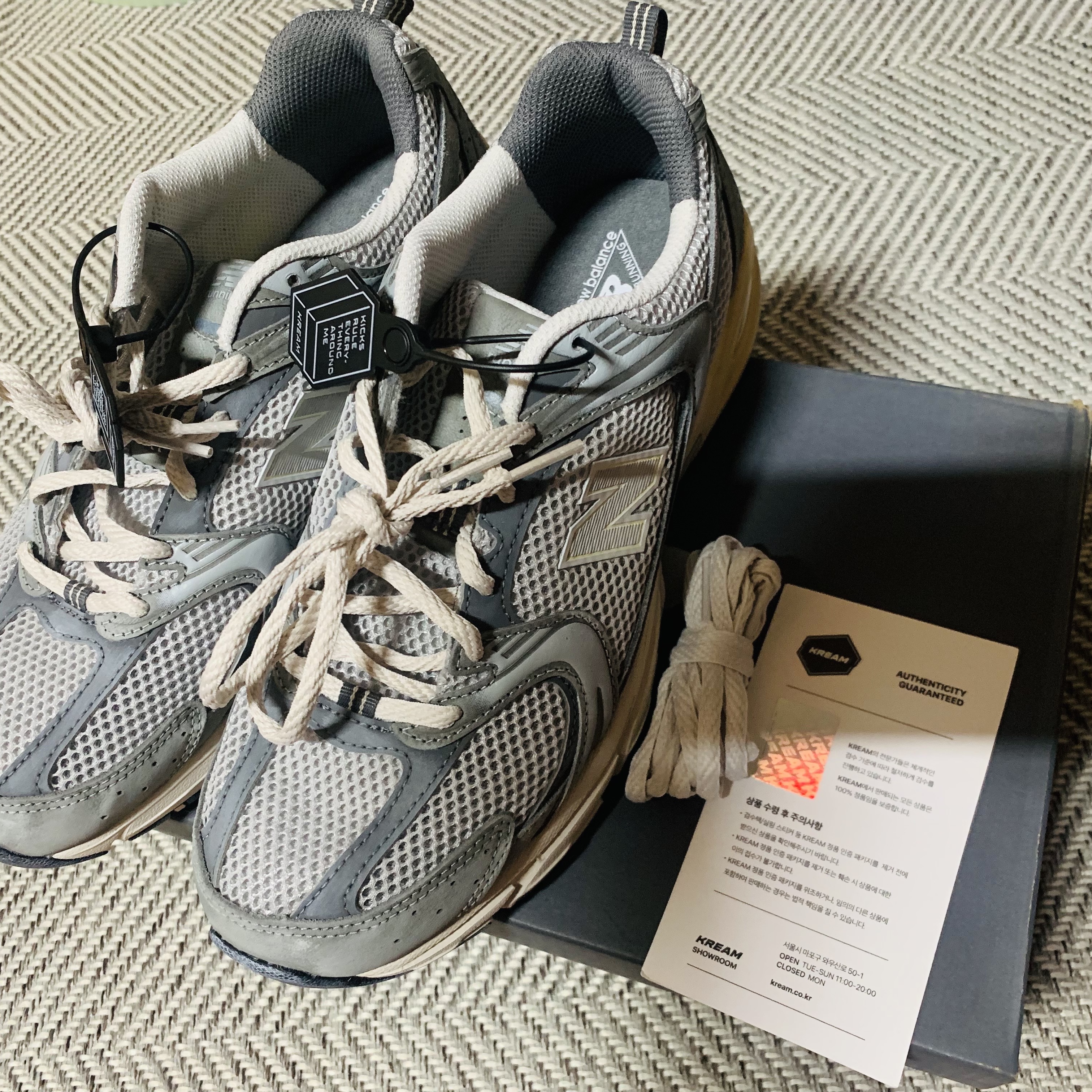 New Balance 530 Premium Vintage Grey Matter 착용 스타일