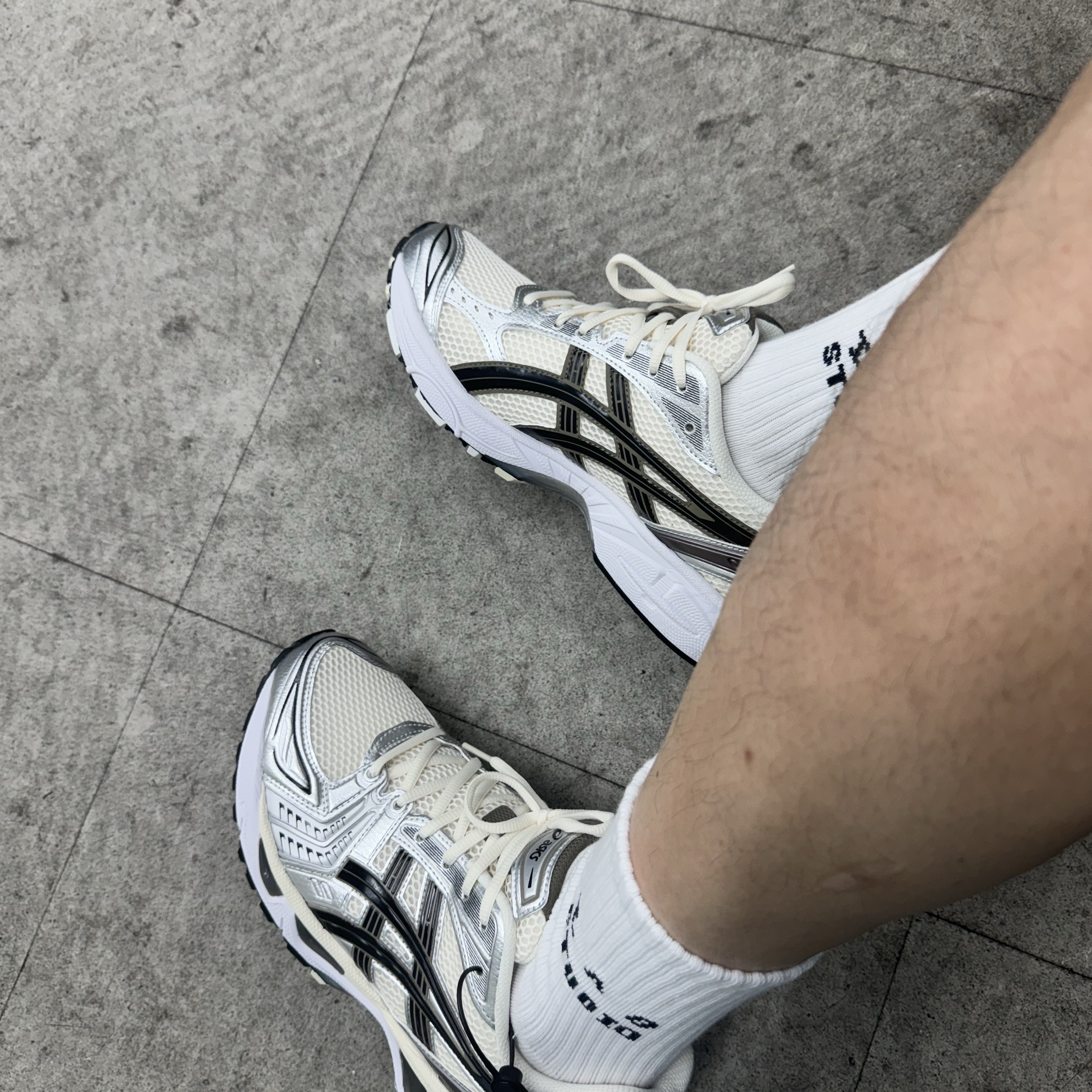 Asics Gel-Kayano 14 Cream Black 착용 스타일 - 2