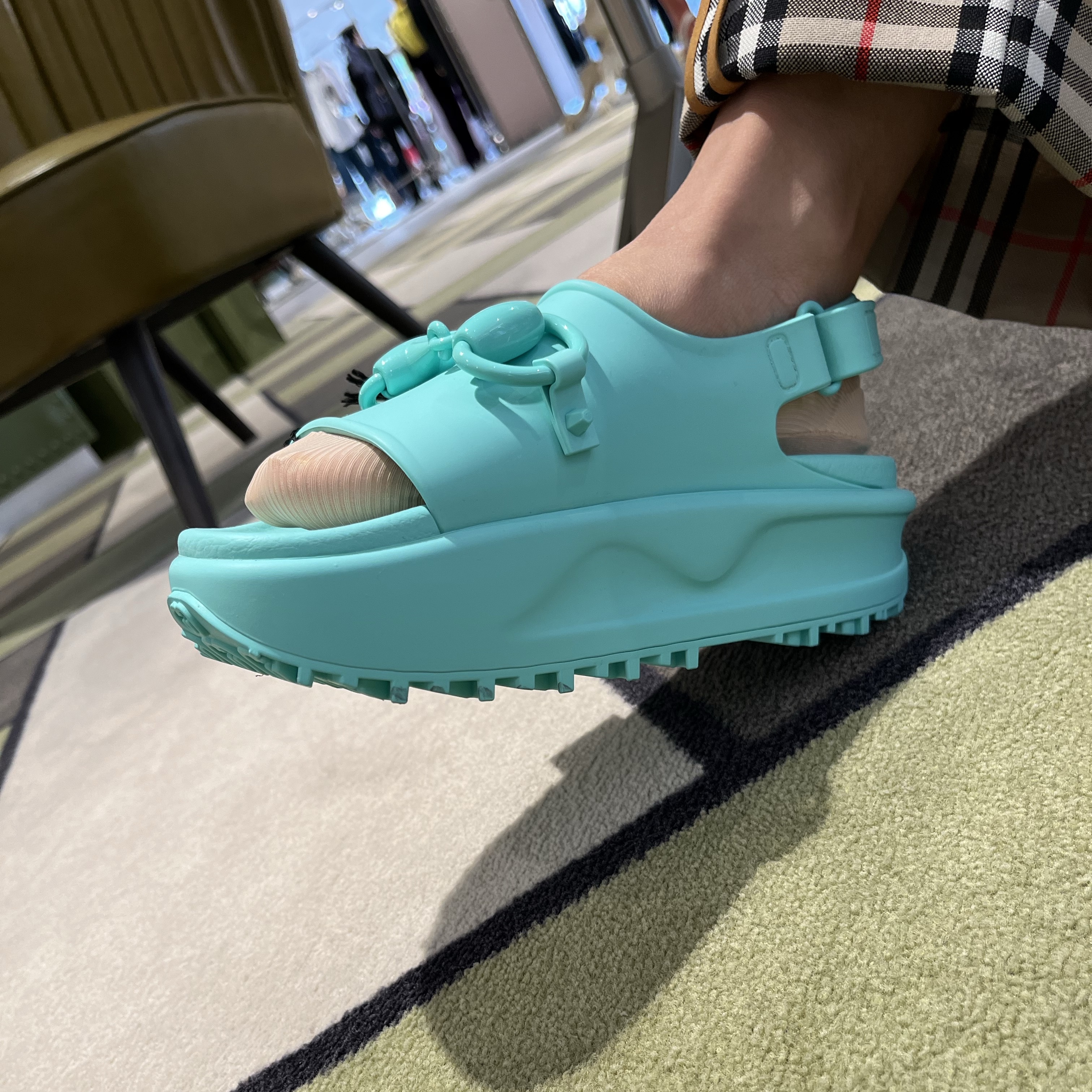(W) Gucci Horsebit Flatform Sandal Light Green Rubber 착용 스타일