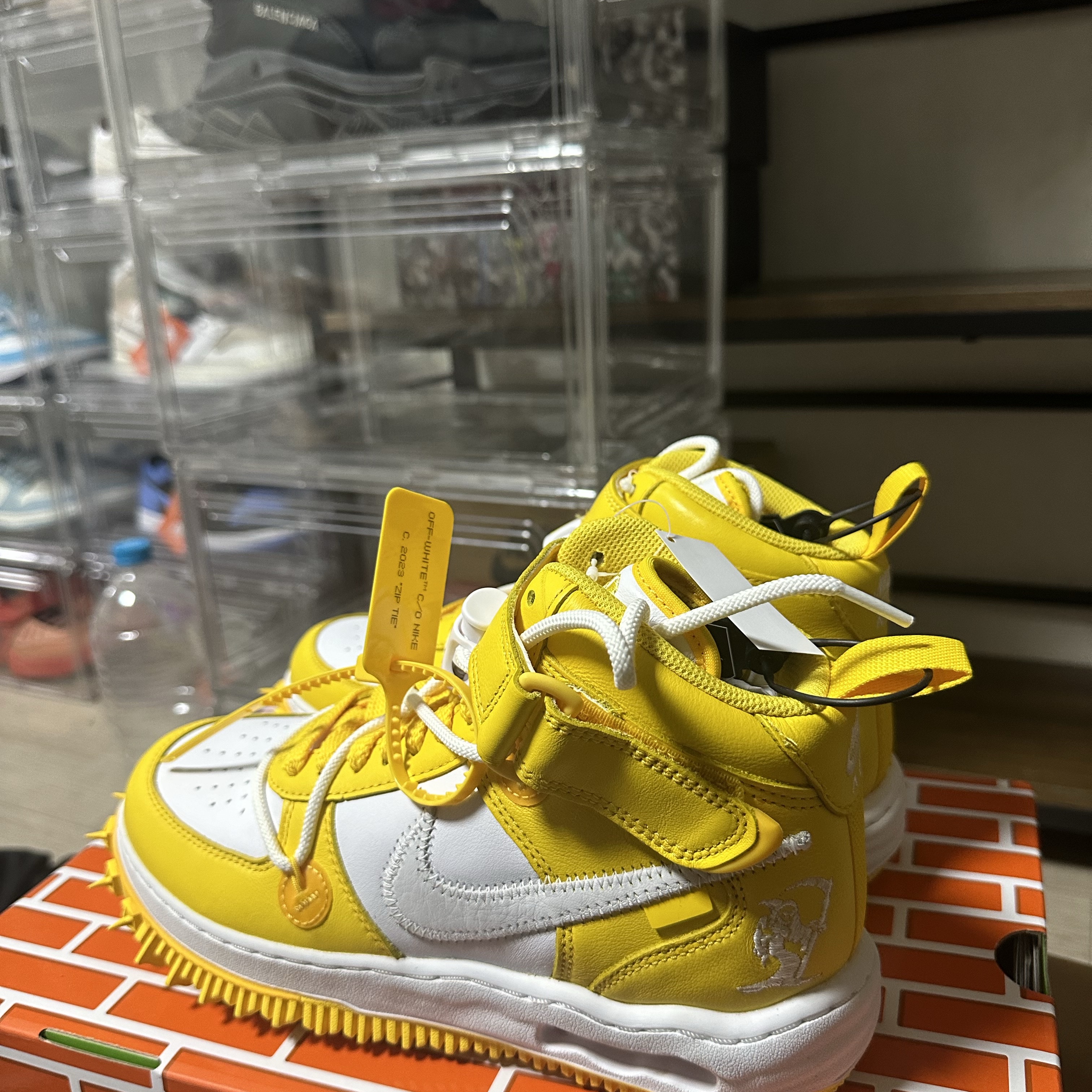 (W) Jordan 1 x Travis Scott Retro Low OG SP Canary 착용 스타일 - 3