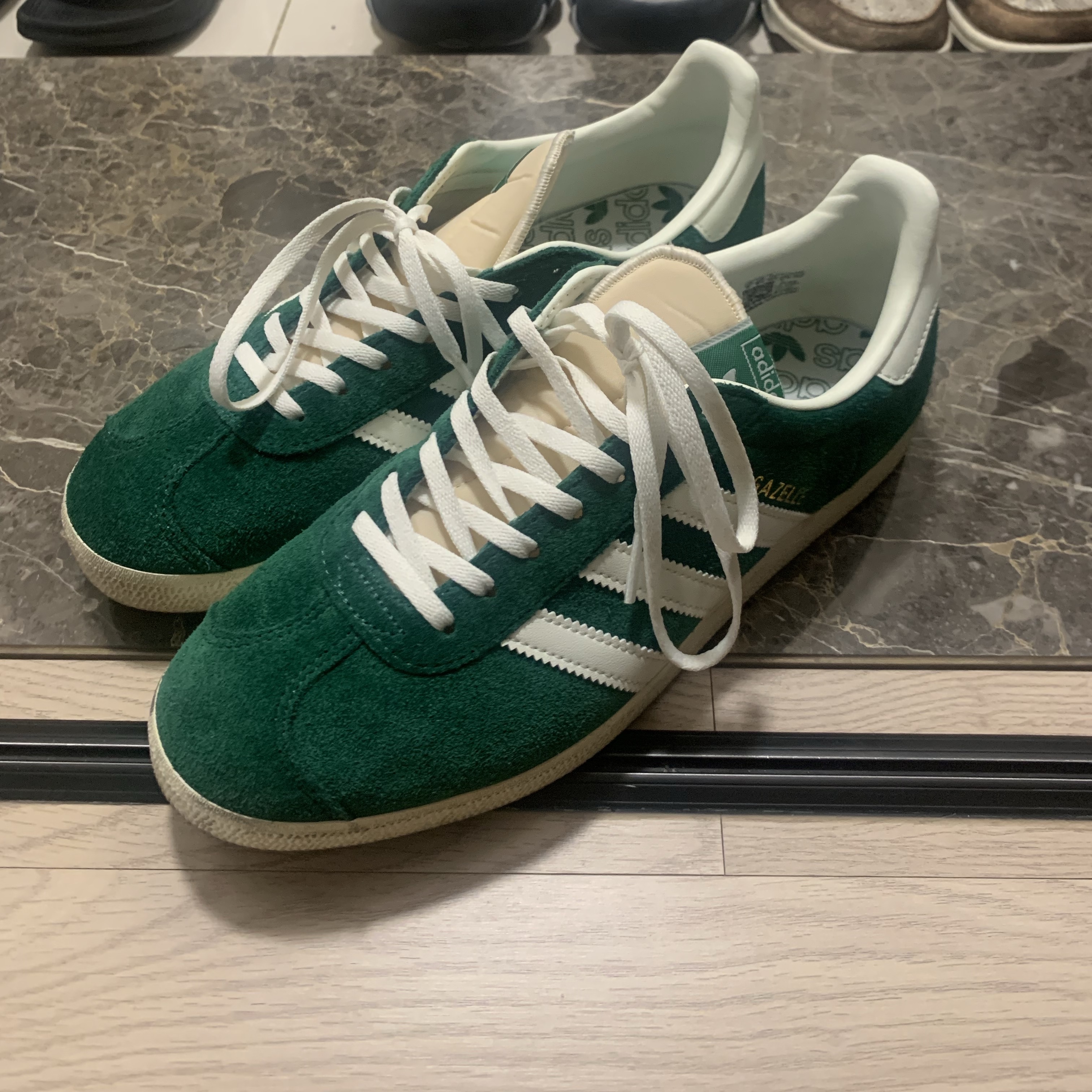 Adidas Gazelle Dark Green Cream White 착용 스타일