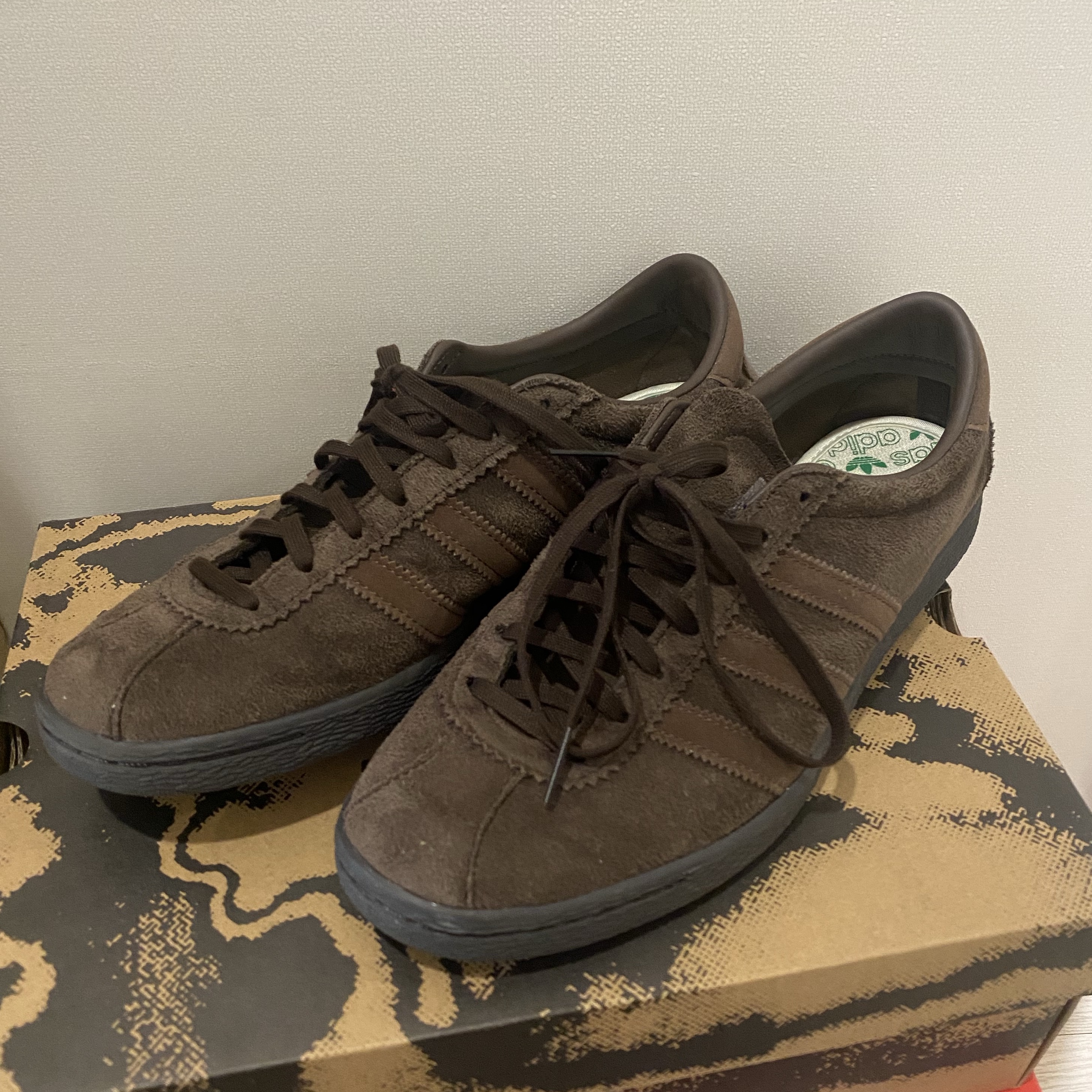 Adidas Tobacco Gruen Dark Brown 착용 스타일