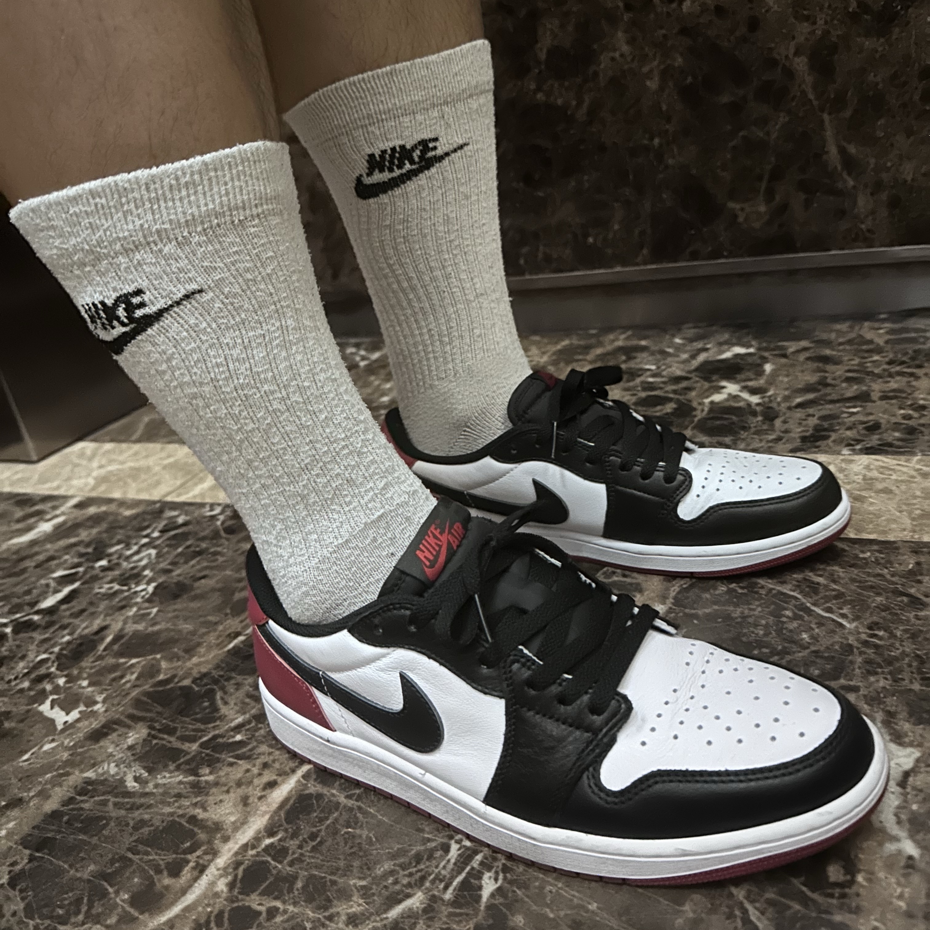 Jordan 1 Retro Low OG Black Toe 착용 스타일 - 2