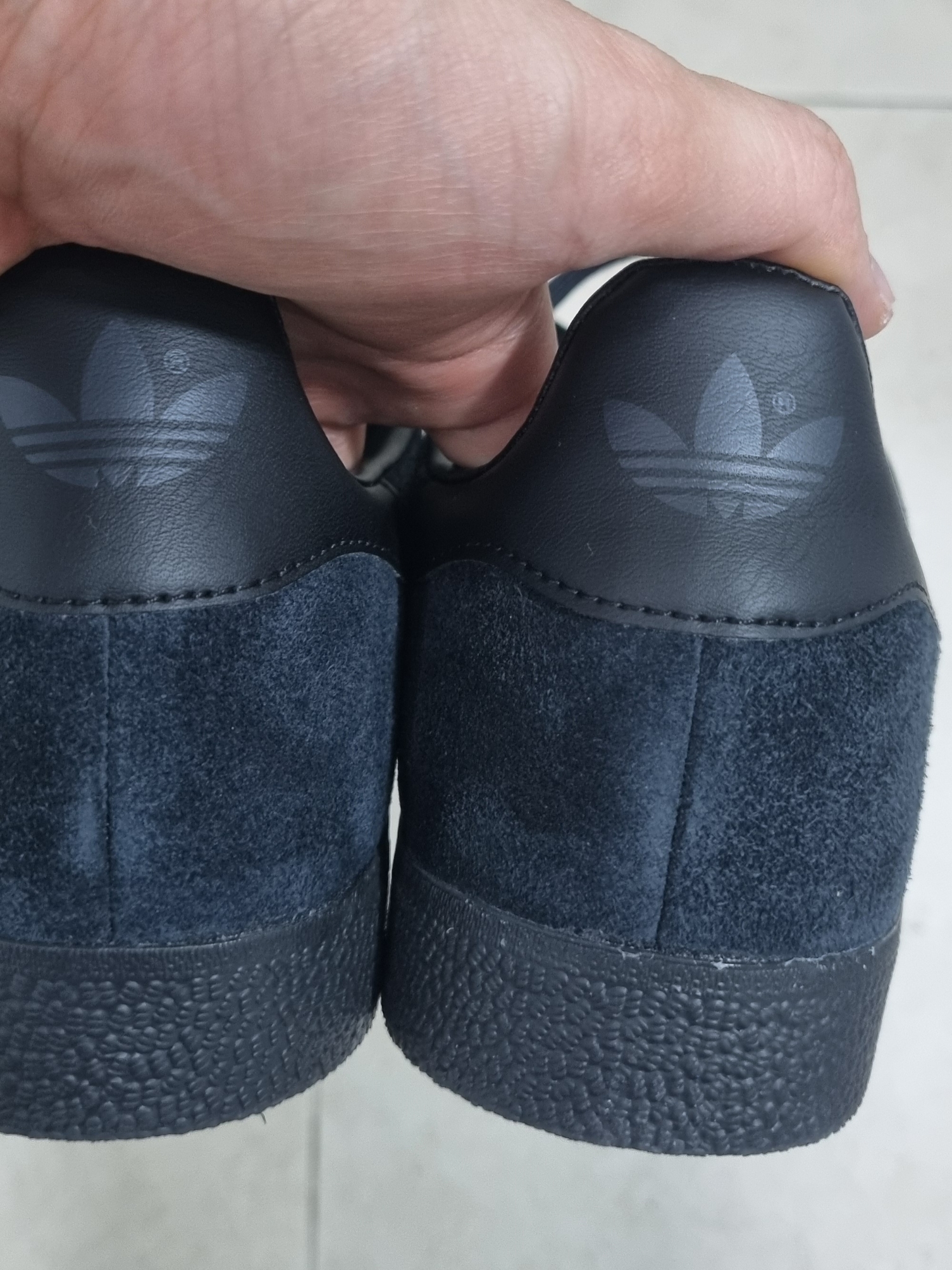 Adidas Gazelle Triple Black 착용 스타일 - 4