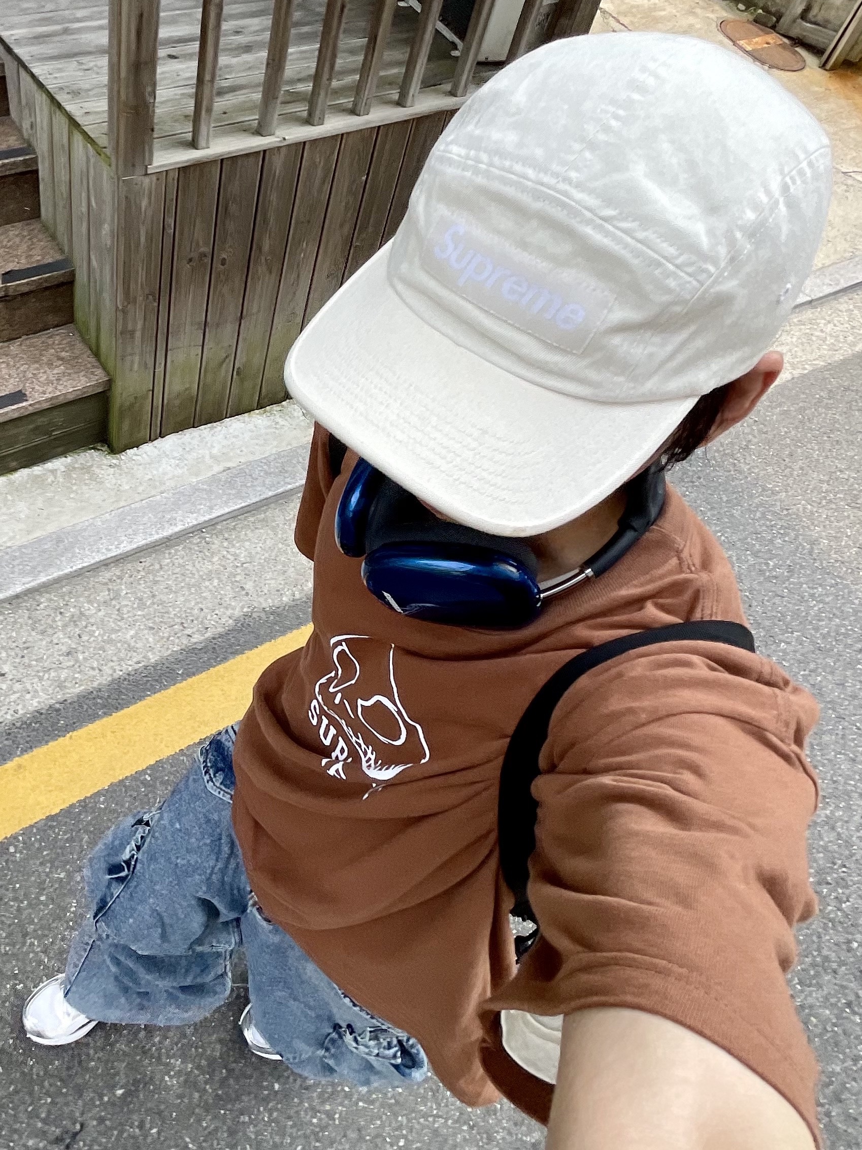 (W) Asics Gel-Kayano 14 White Midnight, Supreme Skeleton T-Shirt Brown - 23FW 착용 스타일 - 3