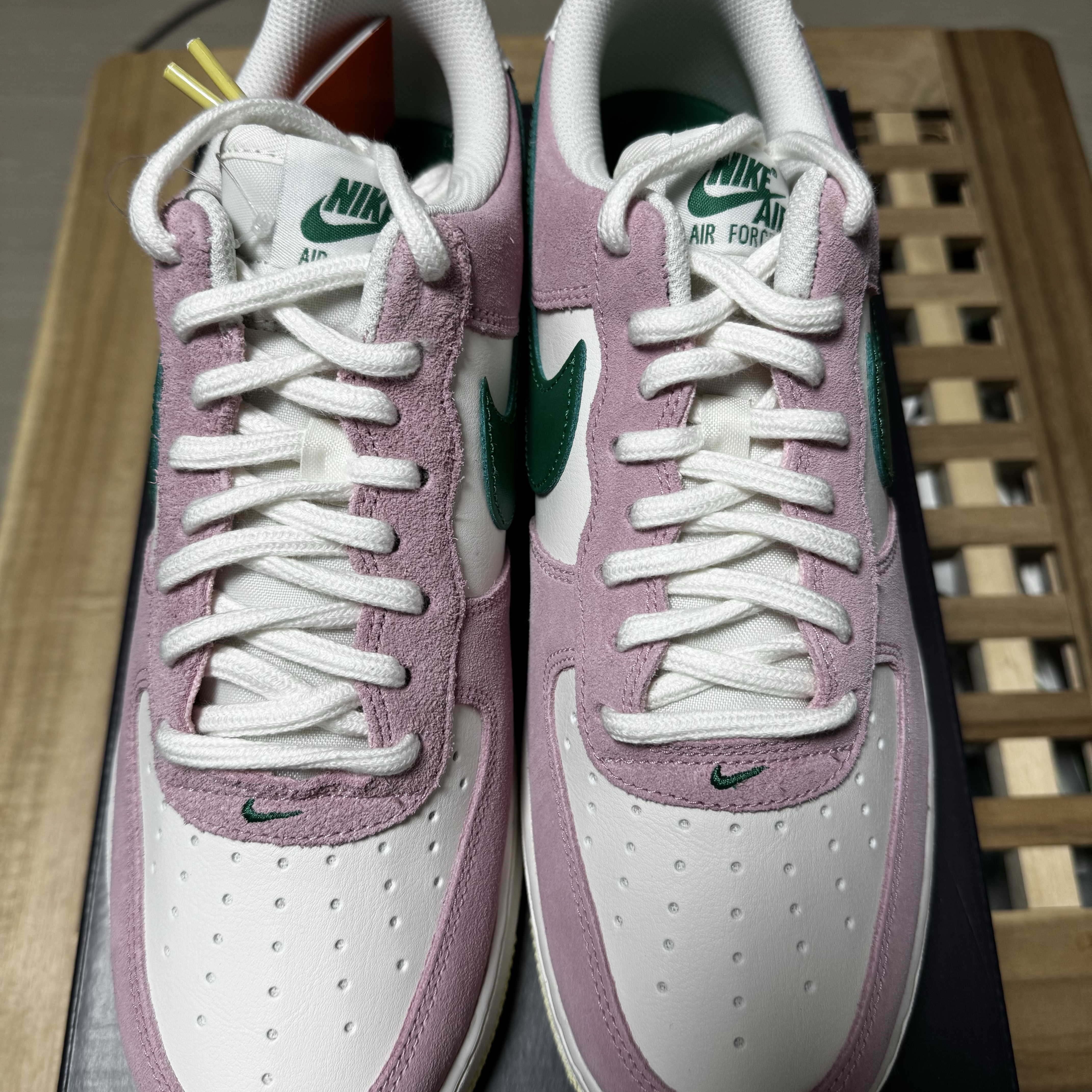 Nike Air Force 1 '07 Sail Medium Soft Pink 착용 스타일 - 3