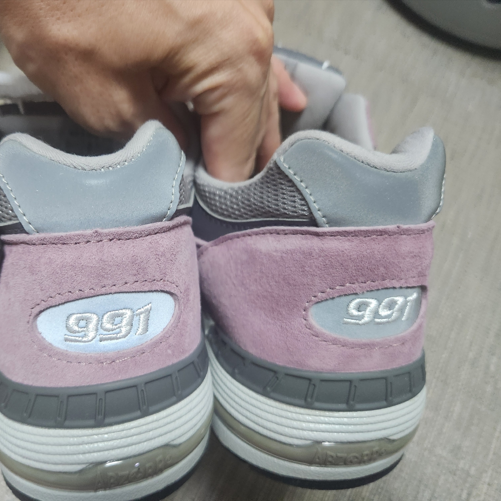 New Balance 991 Made in UK Pink Grey 착용 스타일 - 3