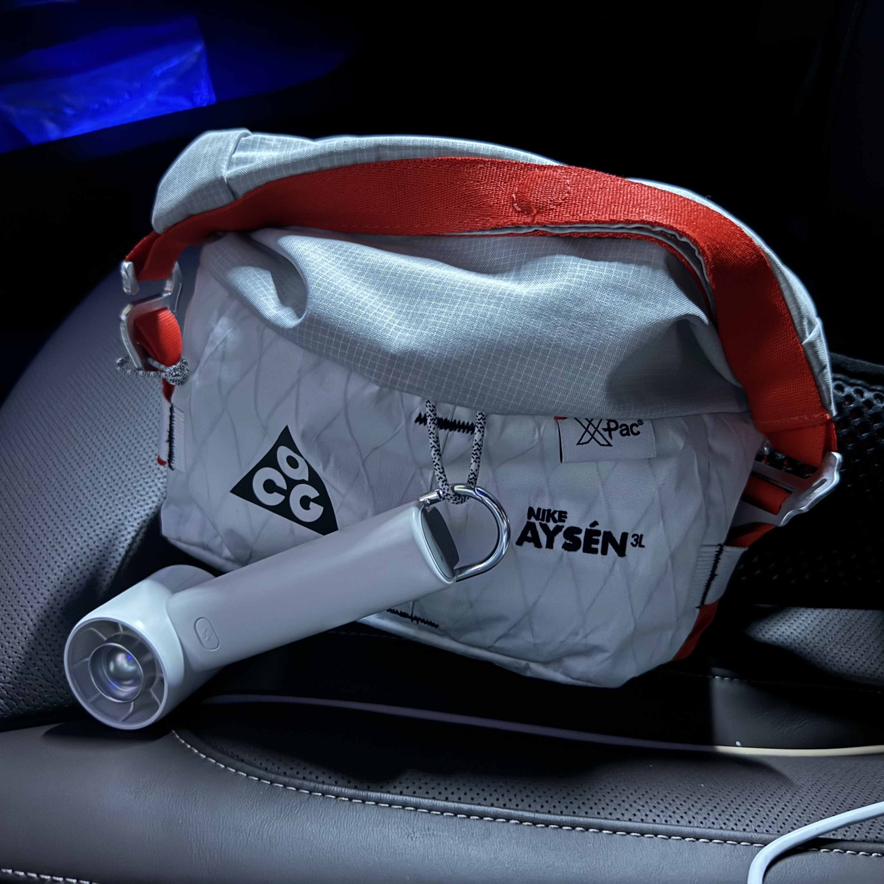 Nike ACG Aisen Penny Pack 3L White Photon Dust 착용 스타일