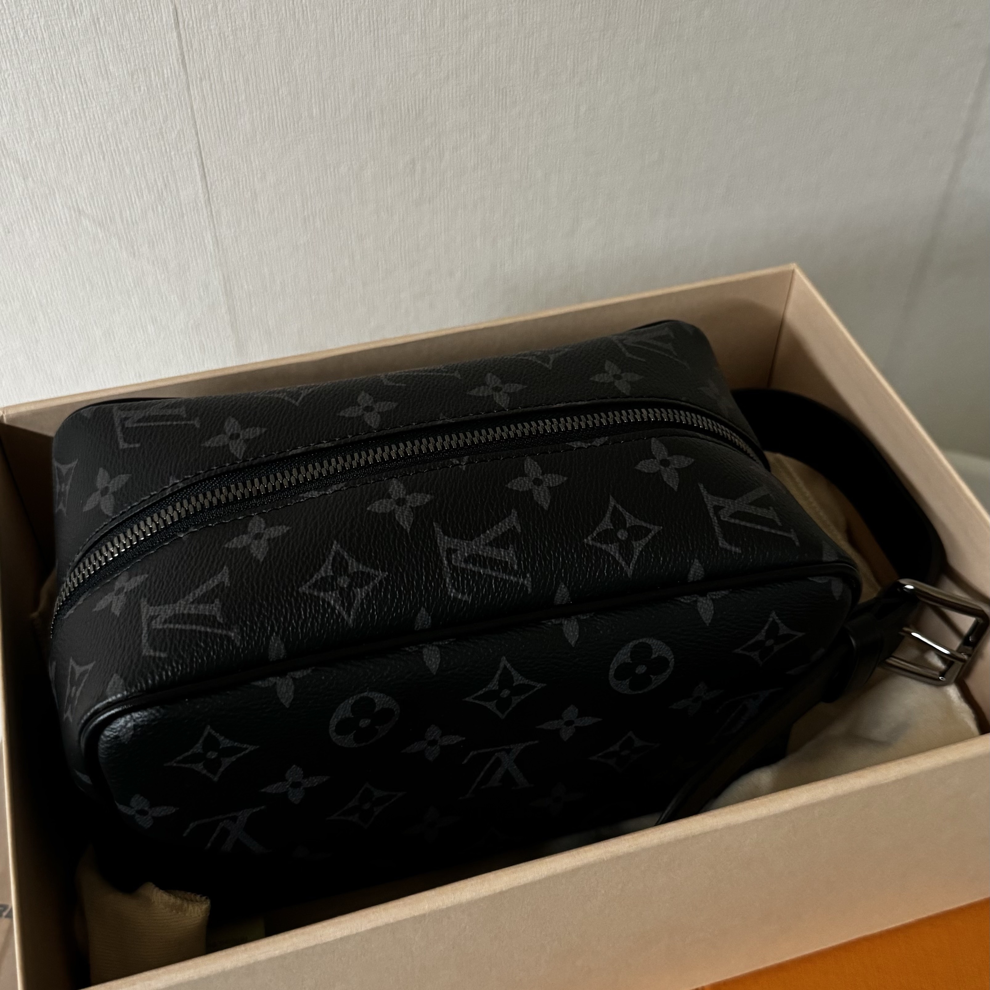 Louis Vuitton Locker Dopp Kit Monogram Eclipse 착용 스타일