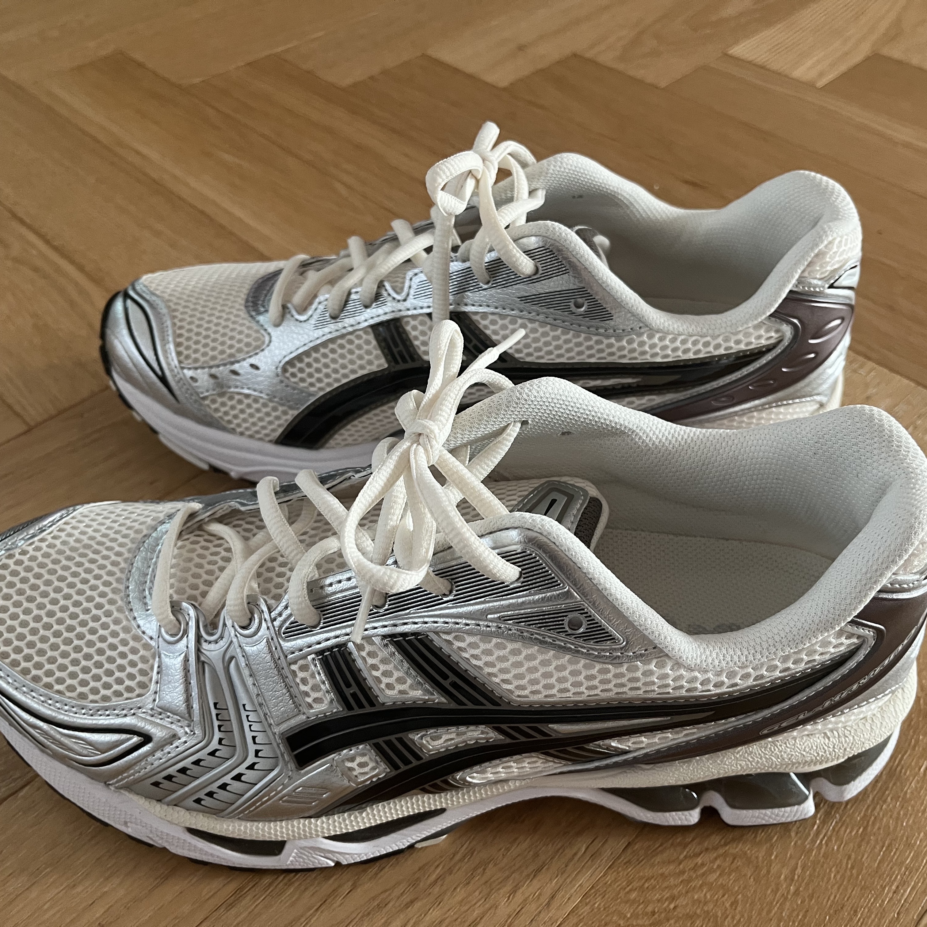 Asics Gel-Kayano 14 Cream Black 착용 스타일 - 2
