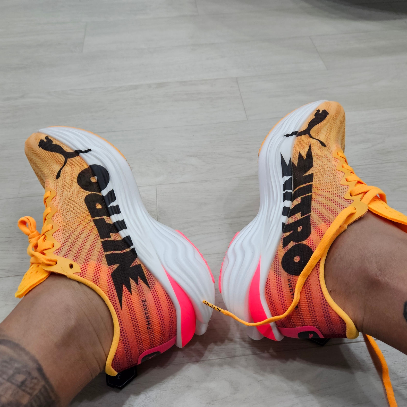 Puma Deviate Nitro Elite 3 Fire Sun Stream Sunset Glow 착용 스타일 - 2